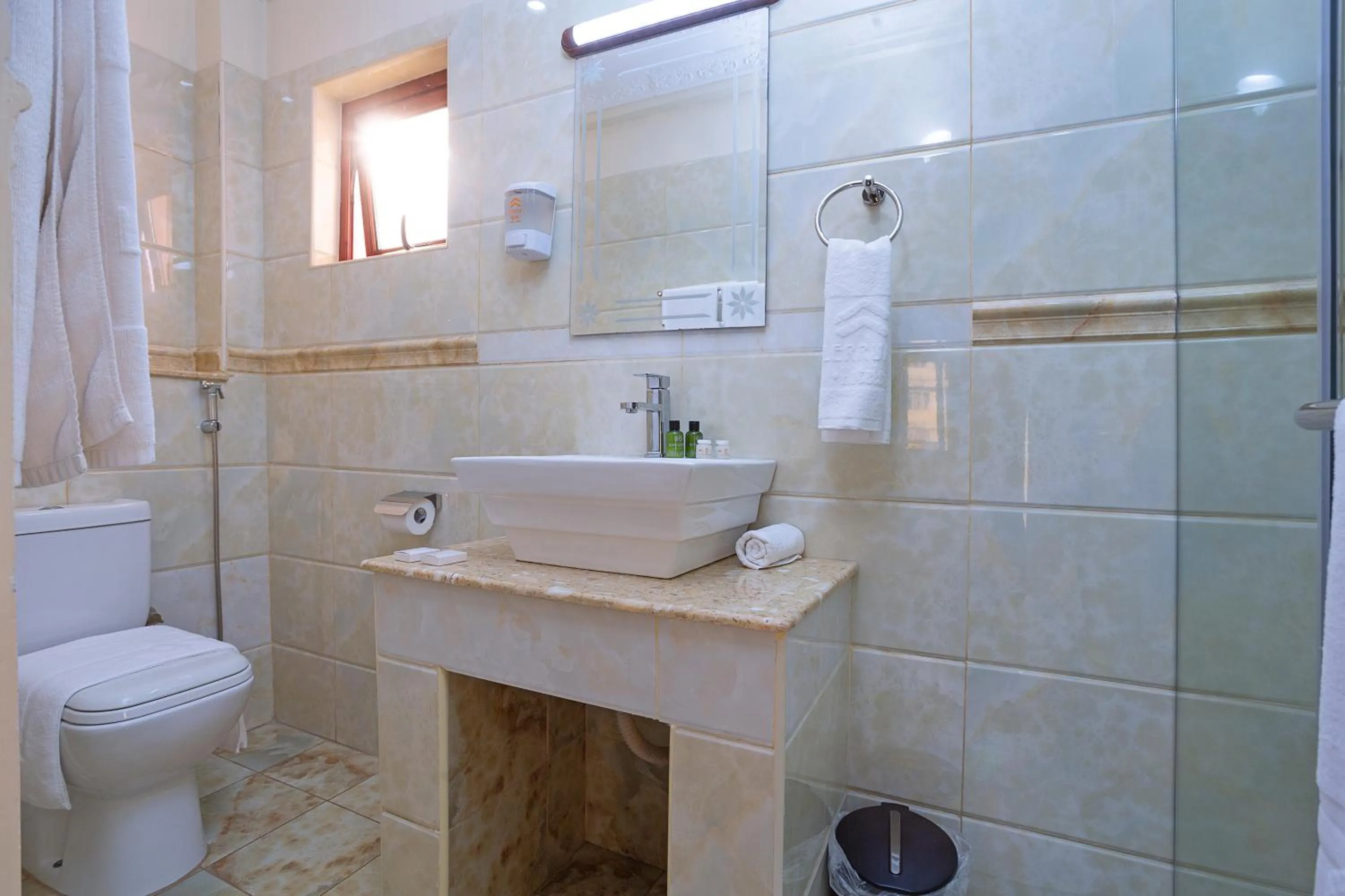 Shower in West Lerruat Hotel