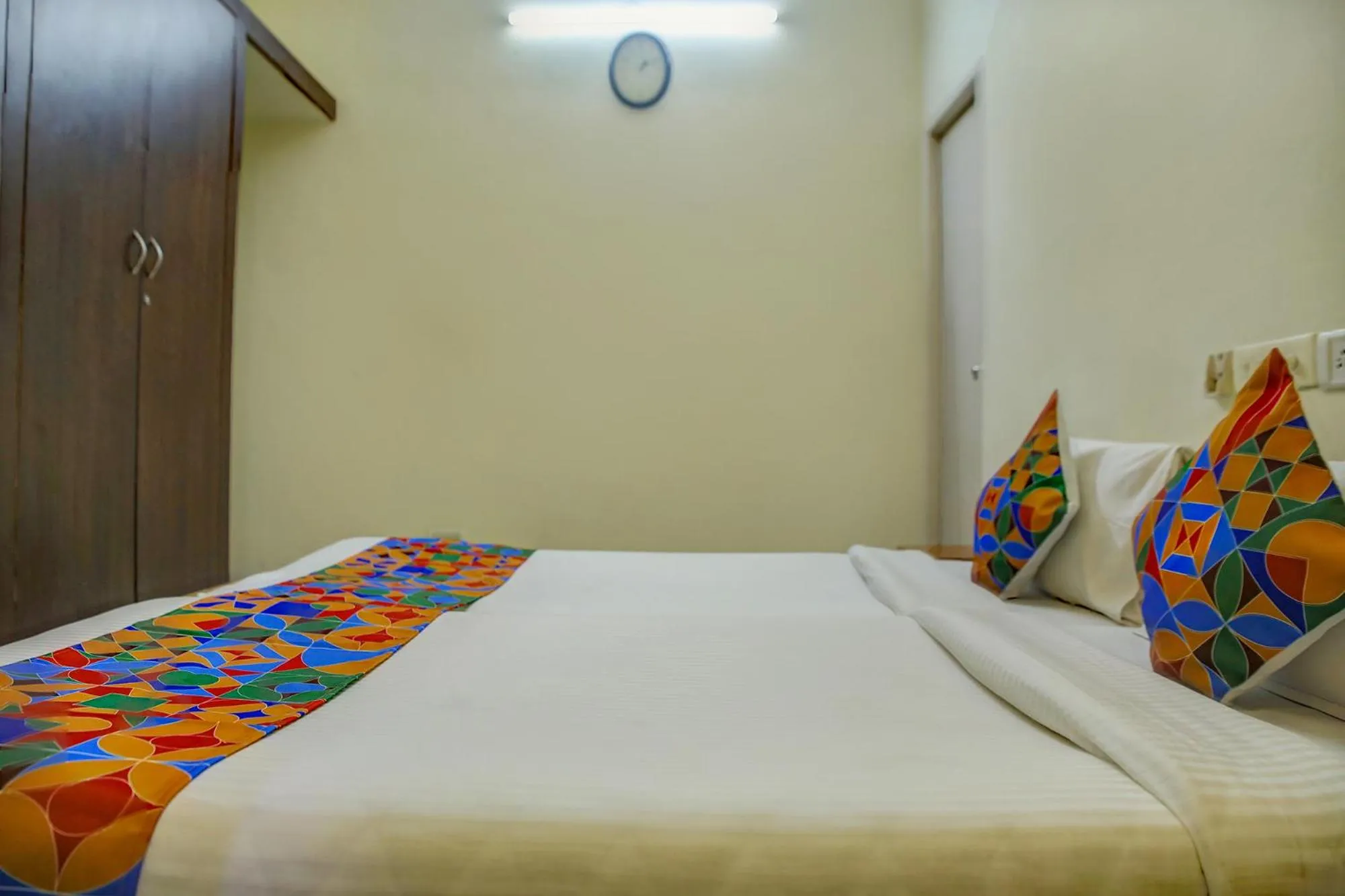 Bed in FabHotel Hibiscus Stays - Nr Sholinganallur Water Lake & VGP Aqua Kingdom