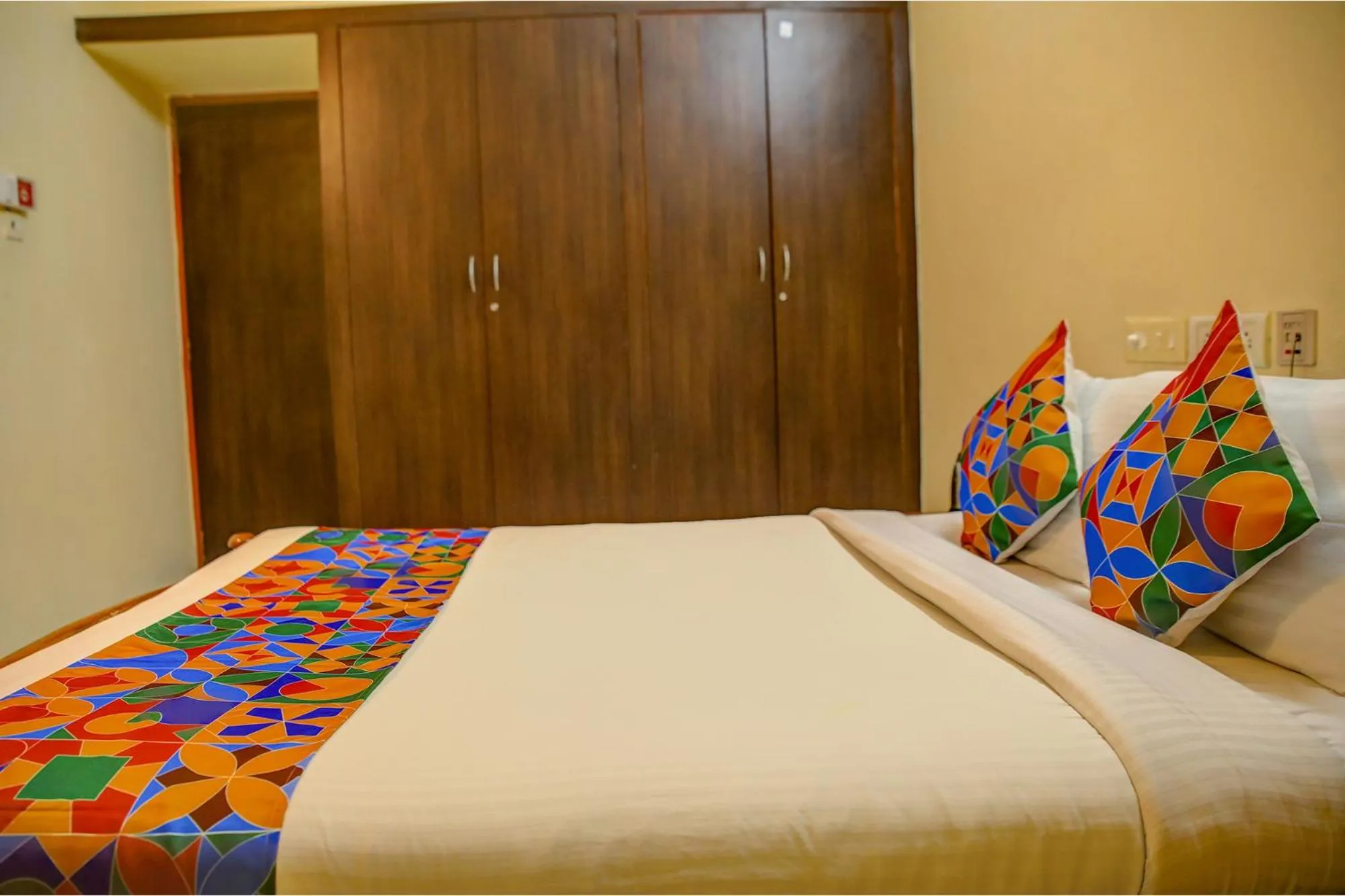Bed in FabHotel Hibiscus Stays - Nr Sholinganallur Water Lake & VGP Aqua Kingdom