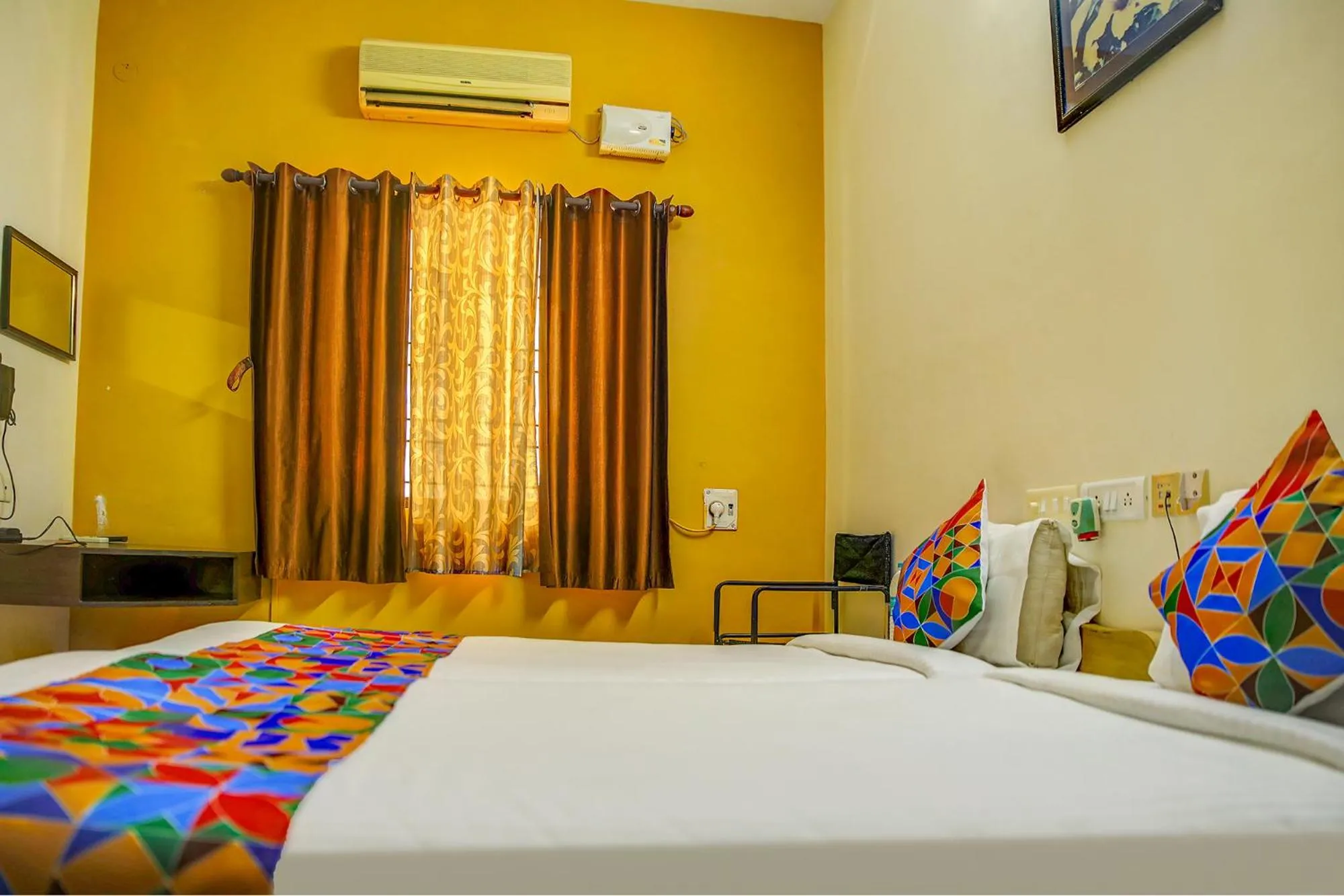 Bed in FabHotel Hibiscus Stays - Nr Sholinganallur Water Lake & VGP Aqua Kingdom