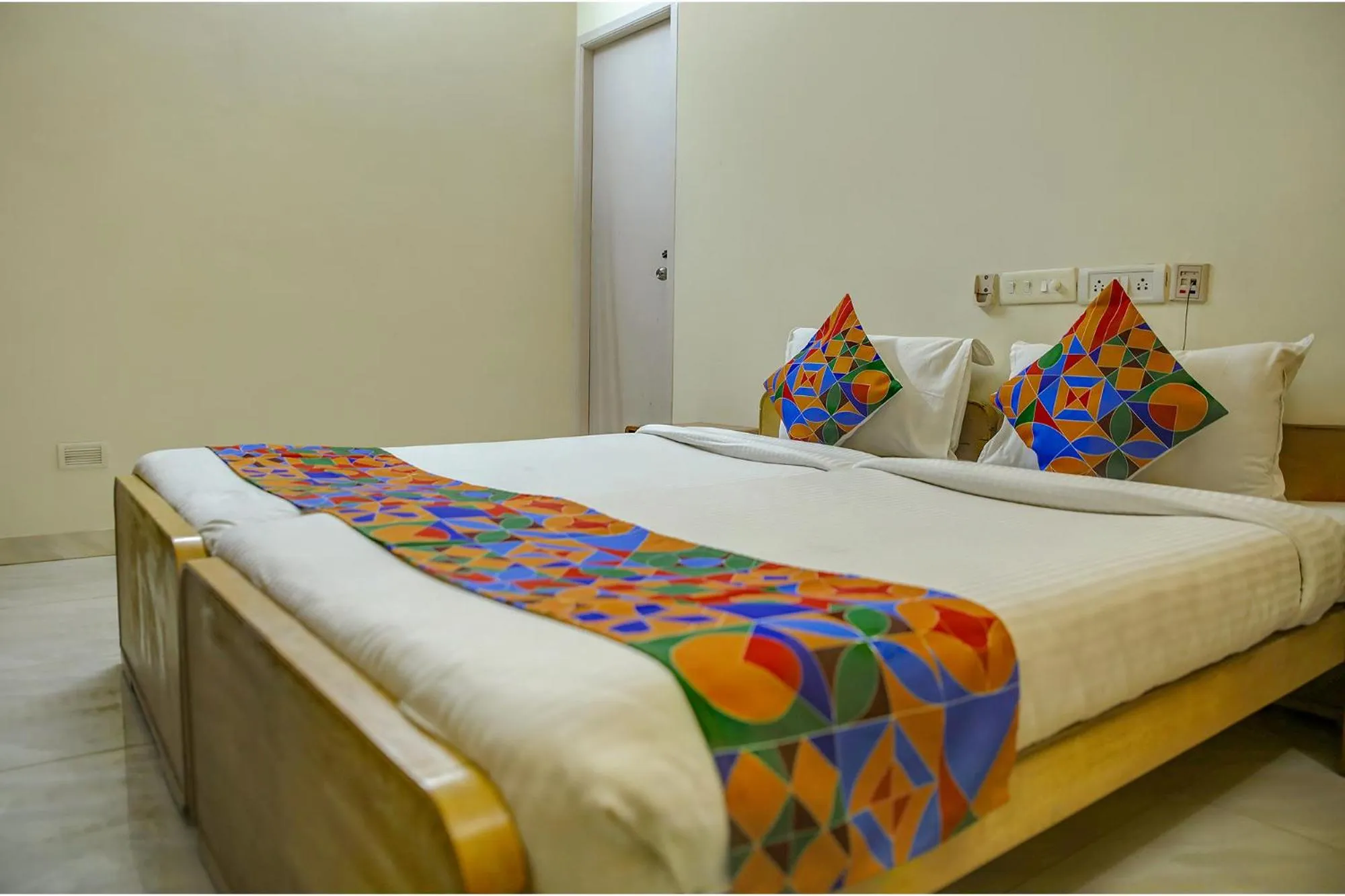 Bed in FabHotel Hibiscus Stays - Nr Sholinganallur Water Lake & VGP Aqua Kingdom