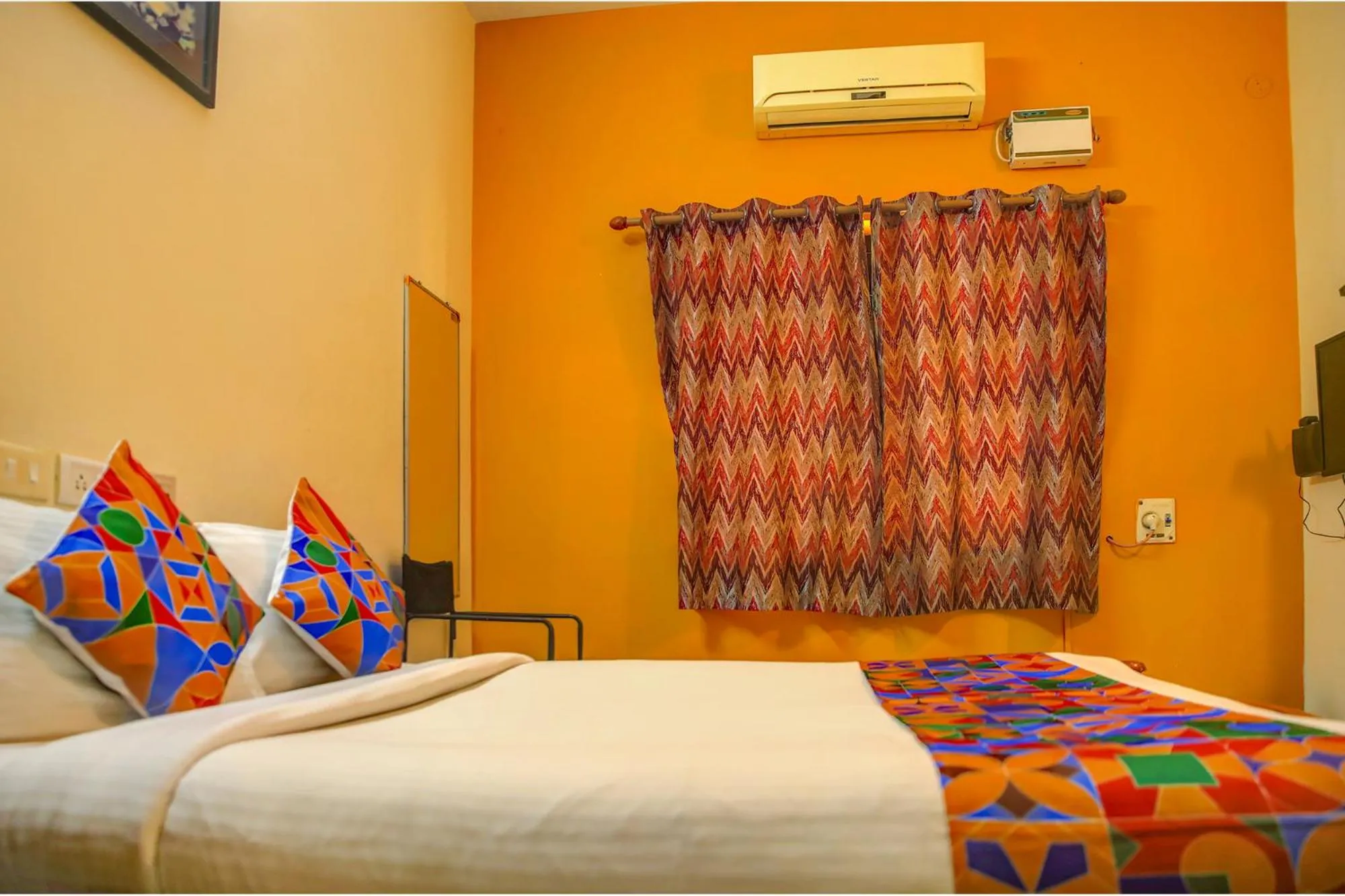 Bedroom in FabHotel Hibiscus Stays - Nr Sholinganallur Water Lake & VGP Aqua Kingdom