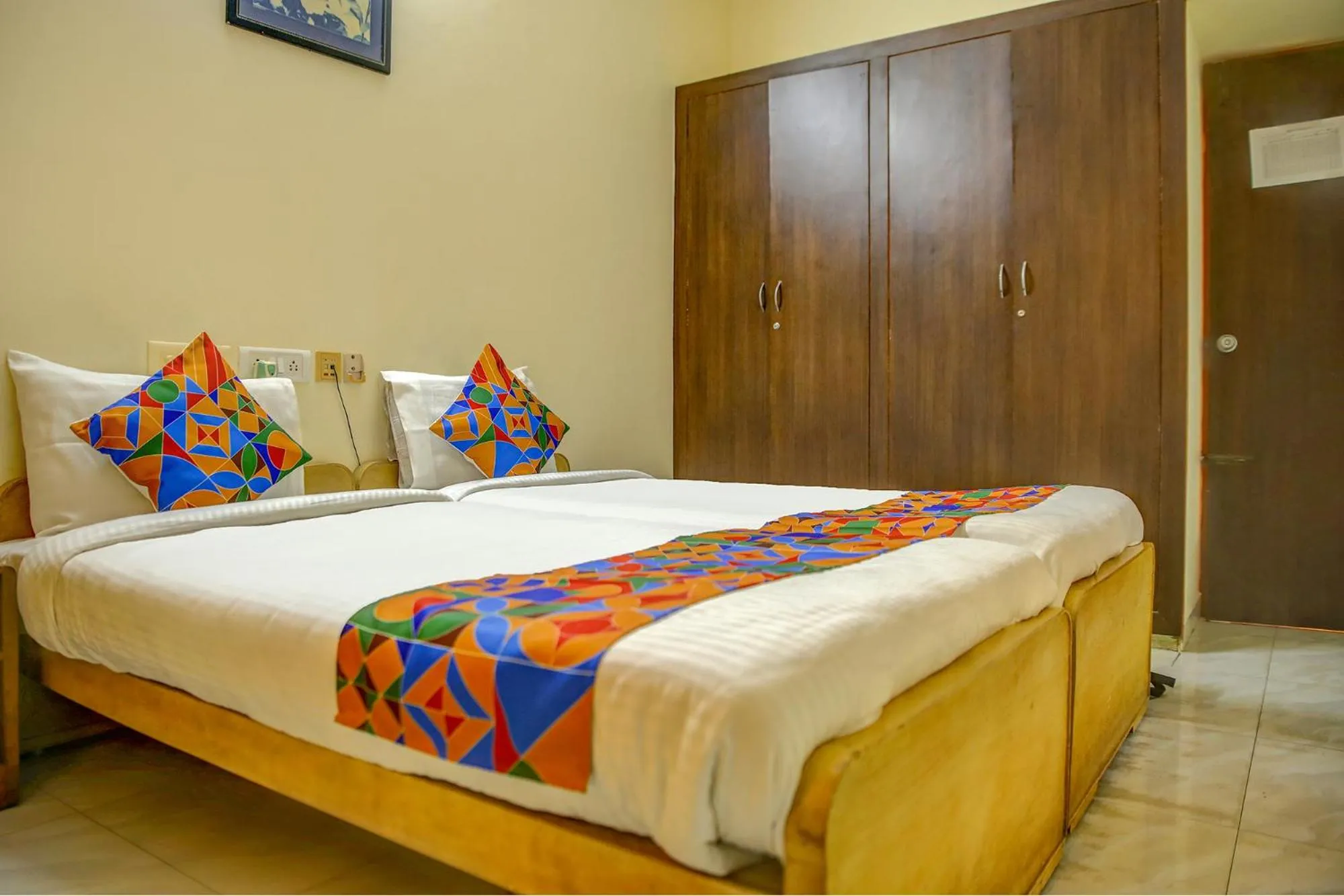 Bedroom in FabHotel Hibiscus Stays - Nr Sholinganallur Water Lake & VGP Aqua Kingdom