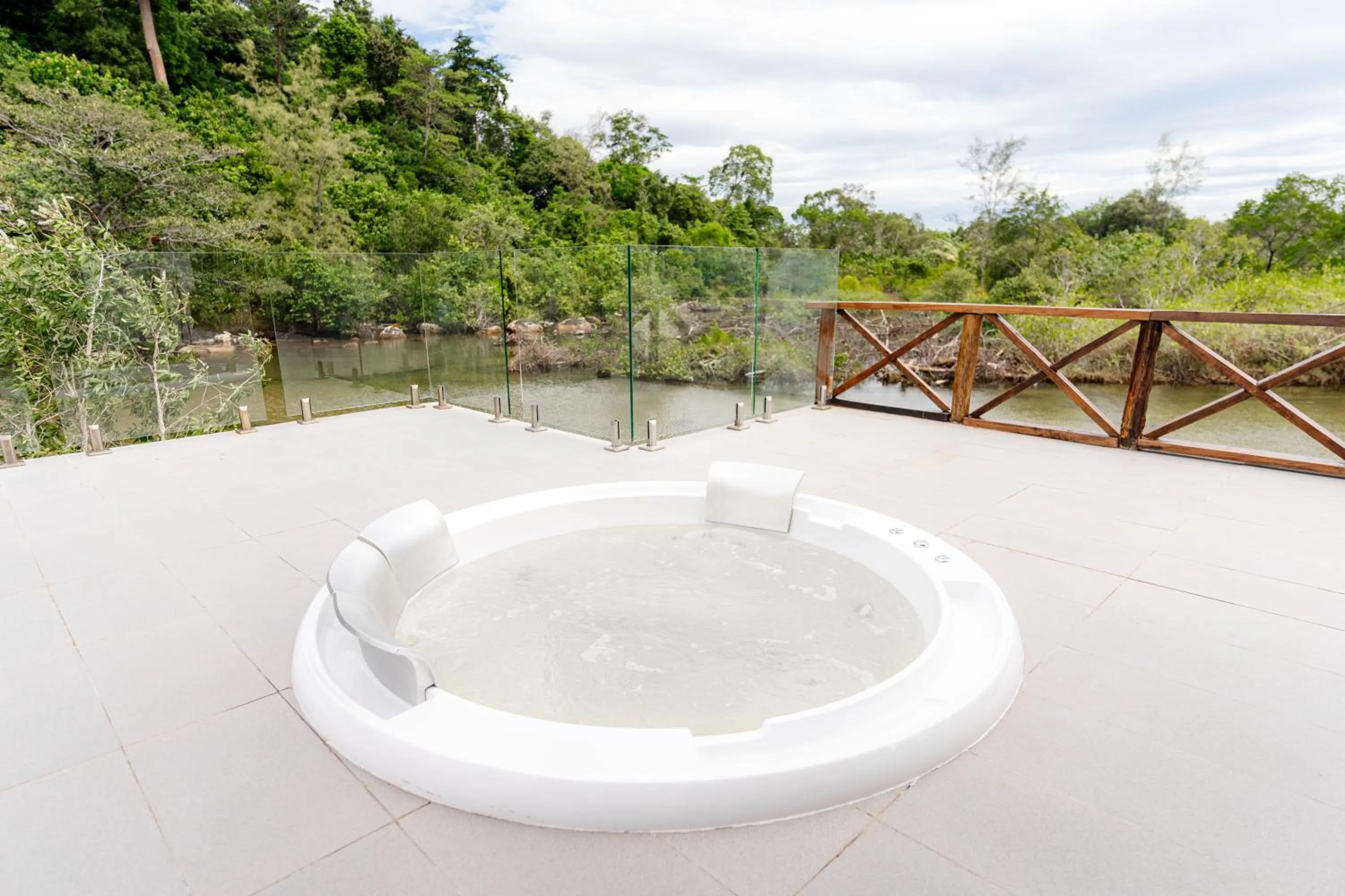 Hot Tub in Golden Beach Resort