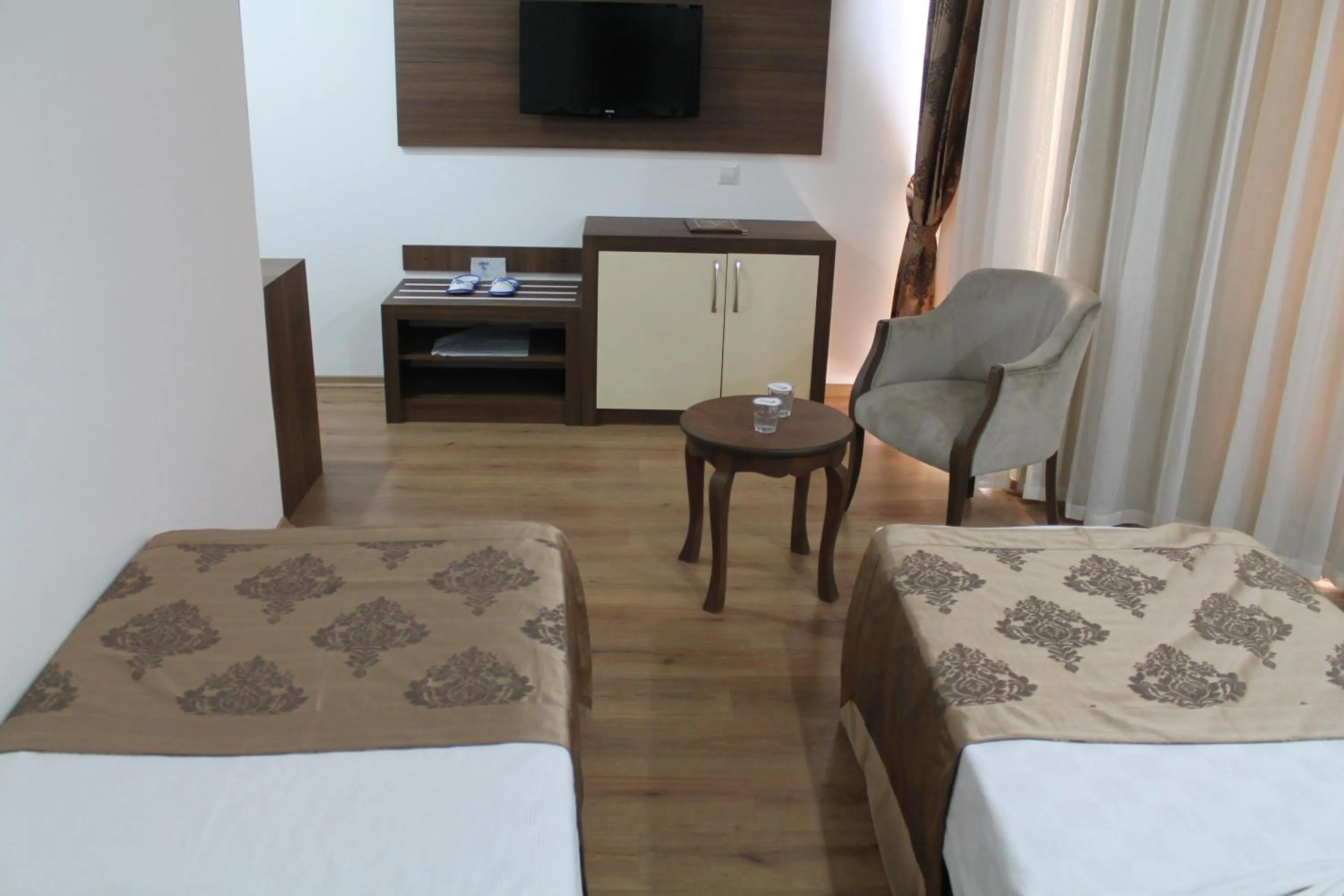 Bathroom, Bed in Olbia Hotel