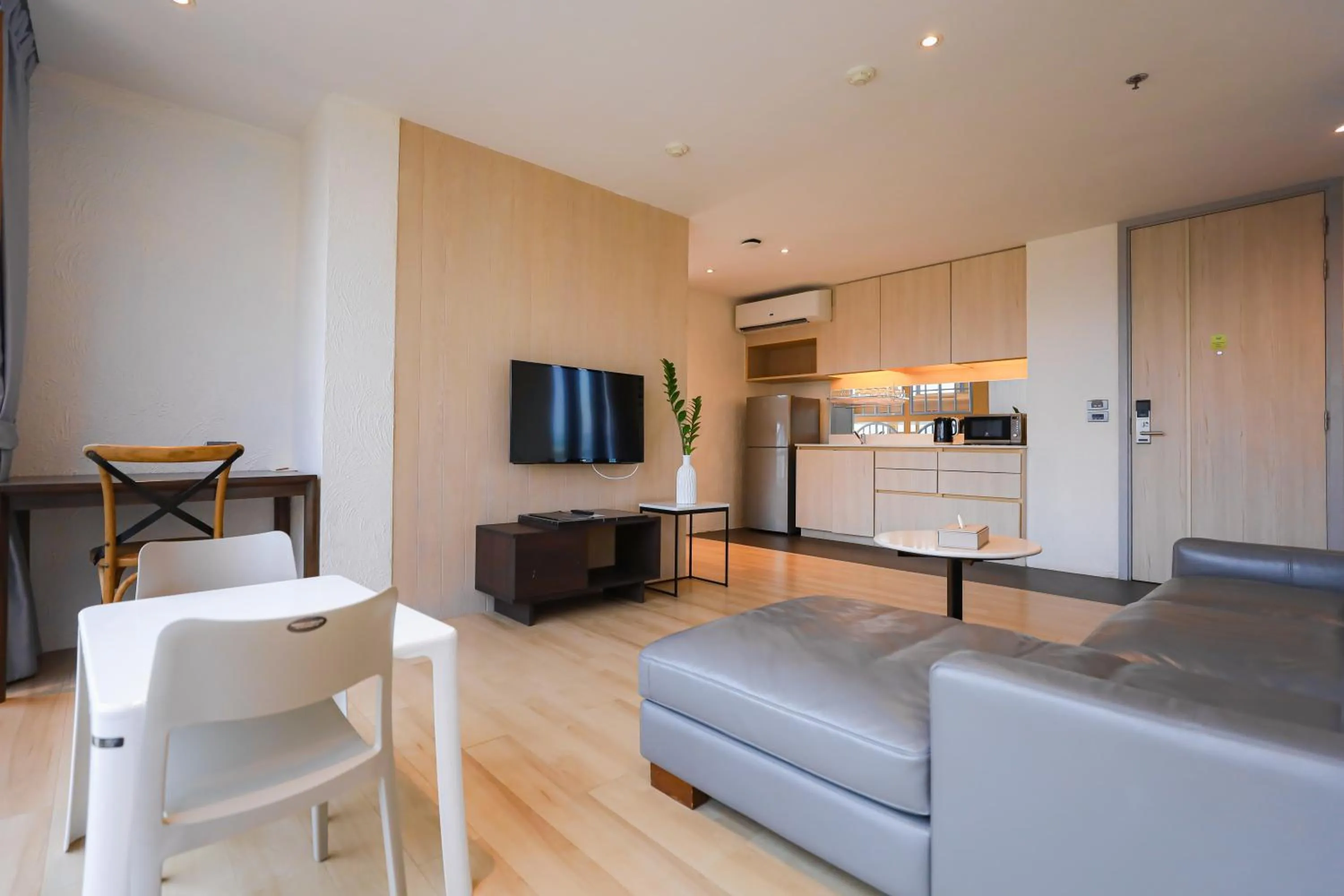 TV and multimedia in Balcony Seaside Sriracha Hotel & Serviced Apartments