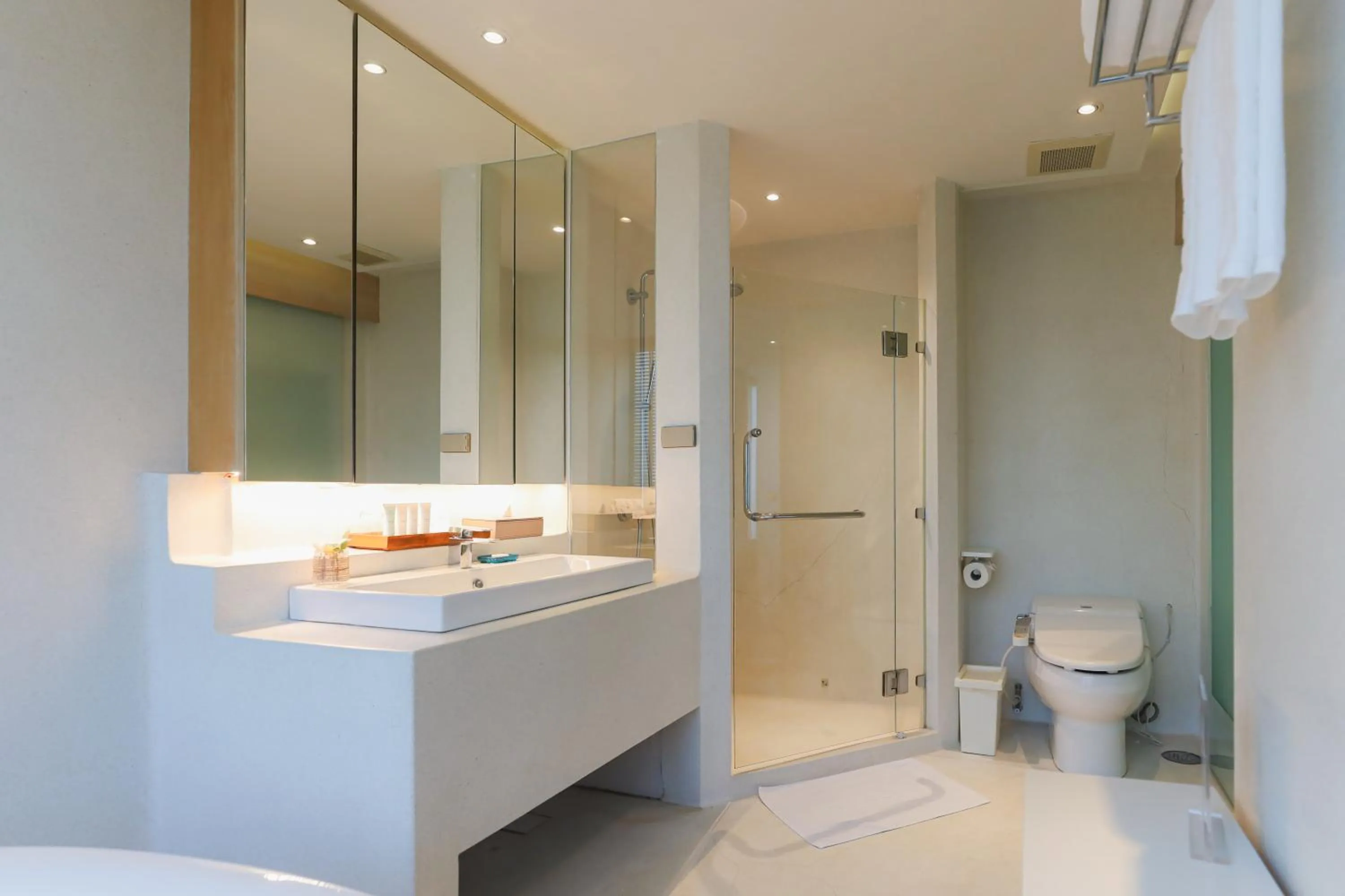 Shower in Balcony Seaside Sriracha Hotel & Serviced Apartments