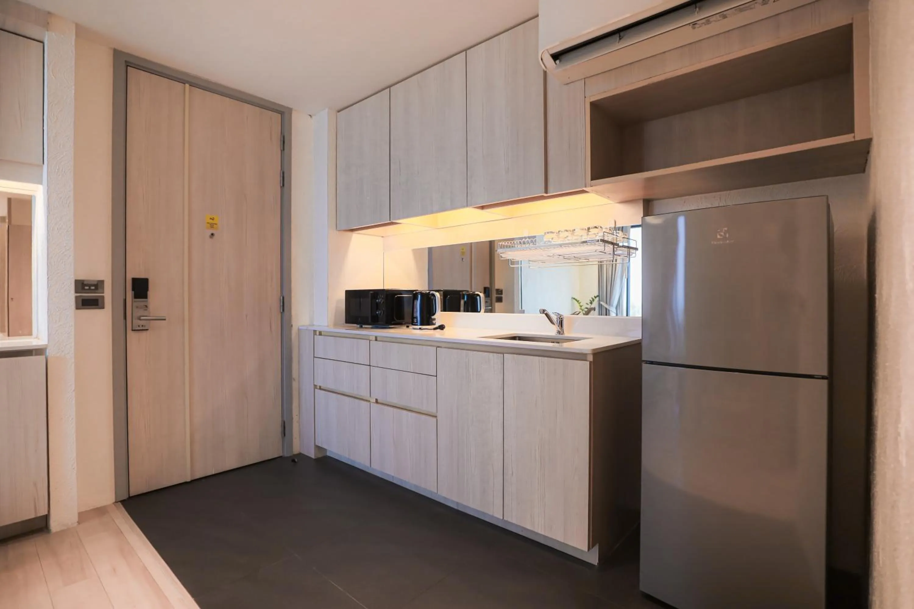 Kitchen or kitchenette in Balcony Seaside Sriracha Hotel & Serviced Apartments