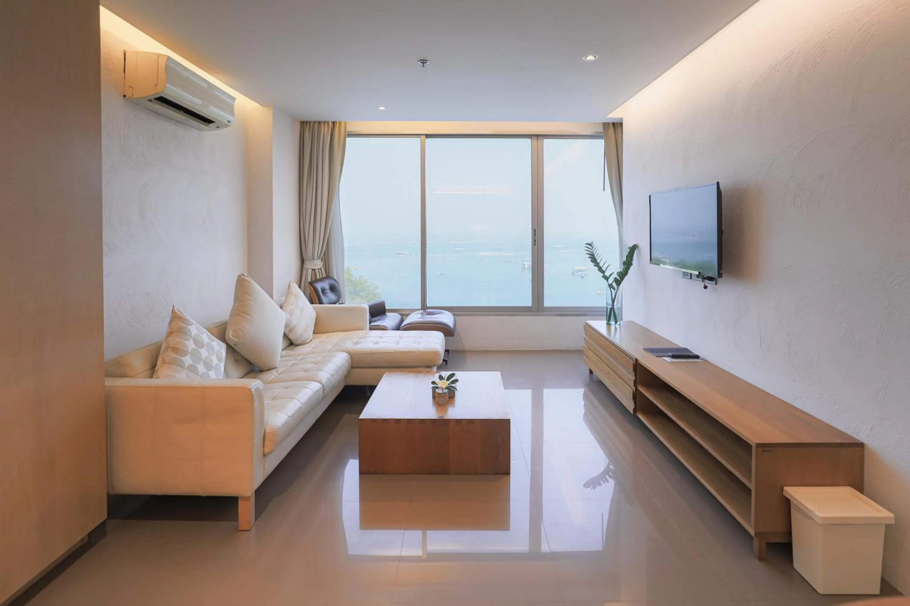 TV and multimedia in Balcony Seaside Sriracha Hotel & Serviced Apartments