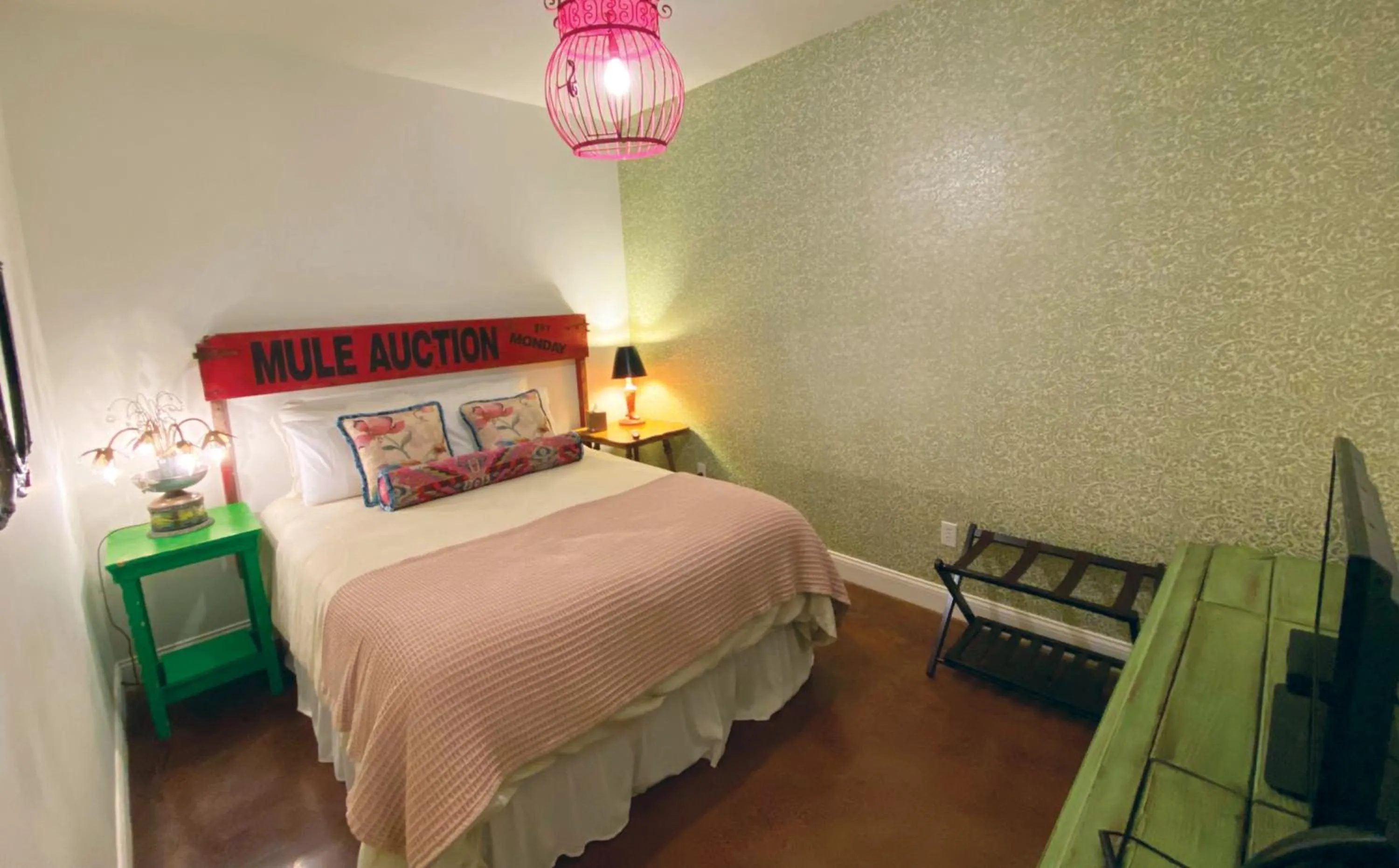 Photo of the whole room, Bed in Mulberry Inn