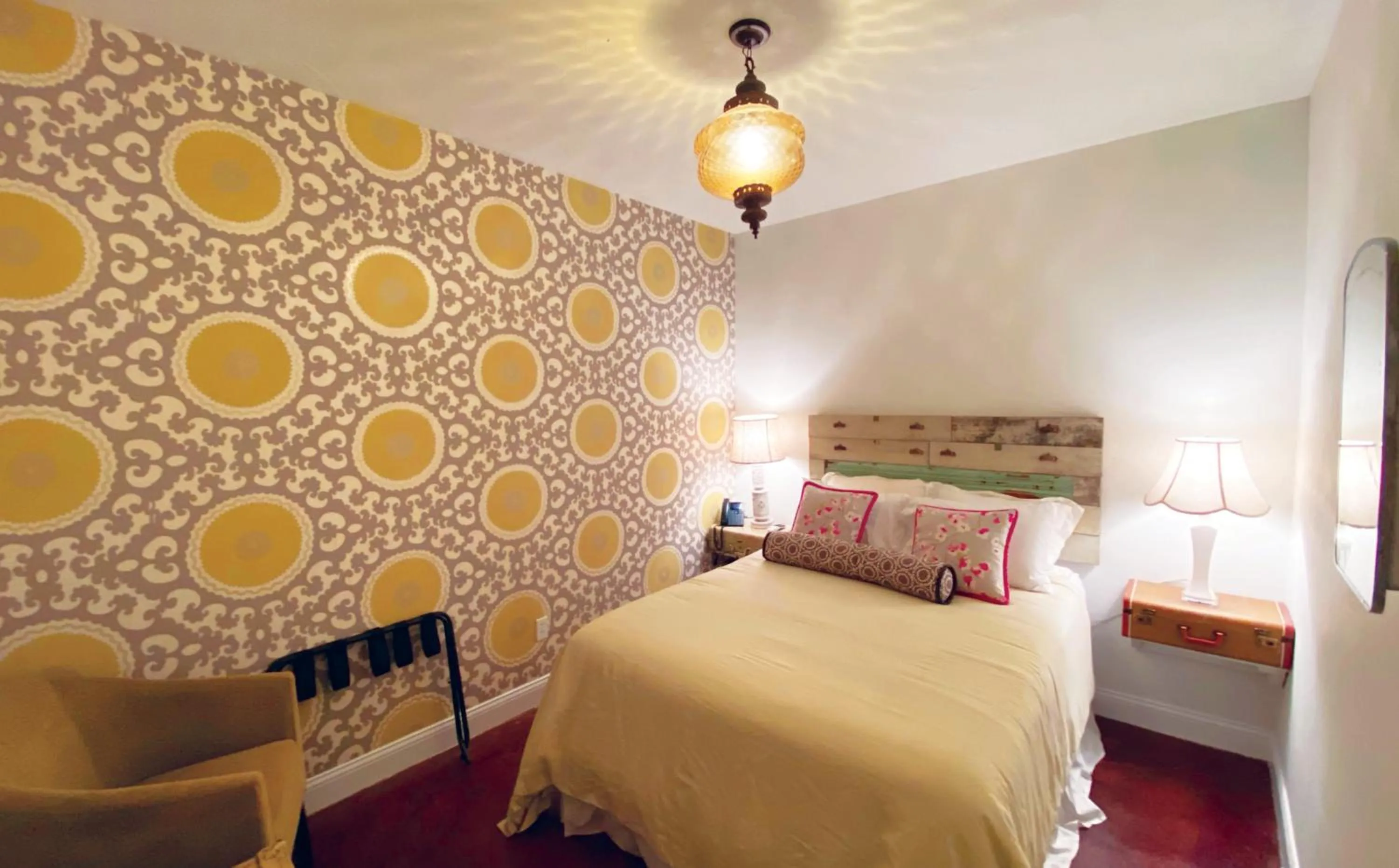 Photo of the whole room, Bed in Mulberry Inn