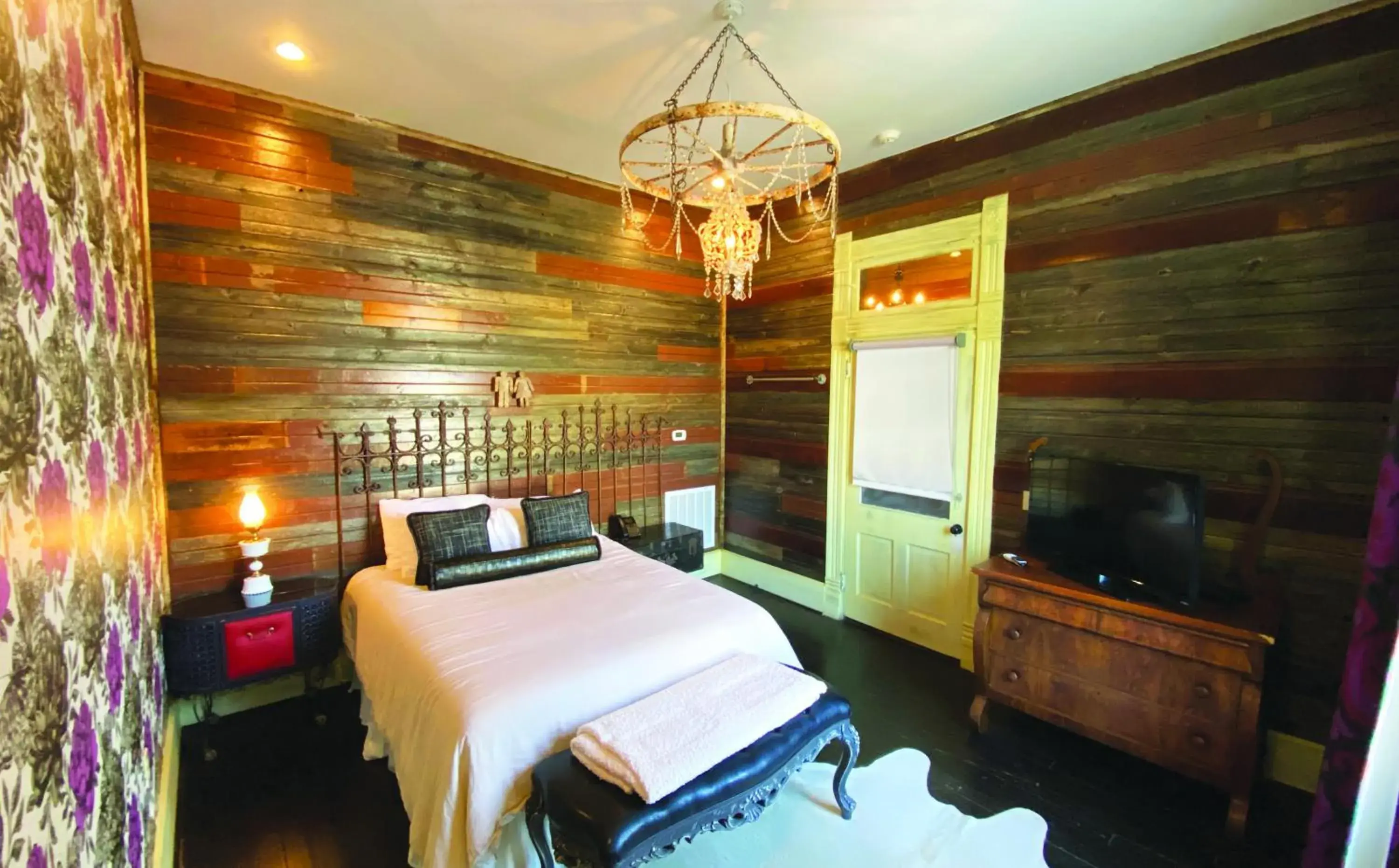 Deluxe Queen Room in Mulberry Inn Deluxe Queen Room in Mulberry Inn