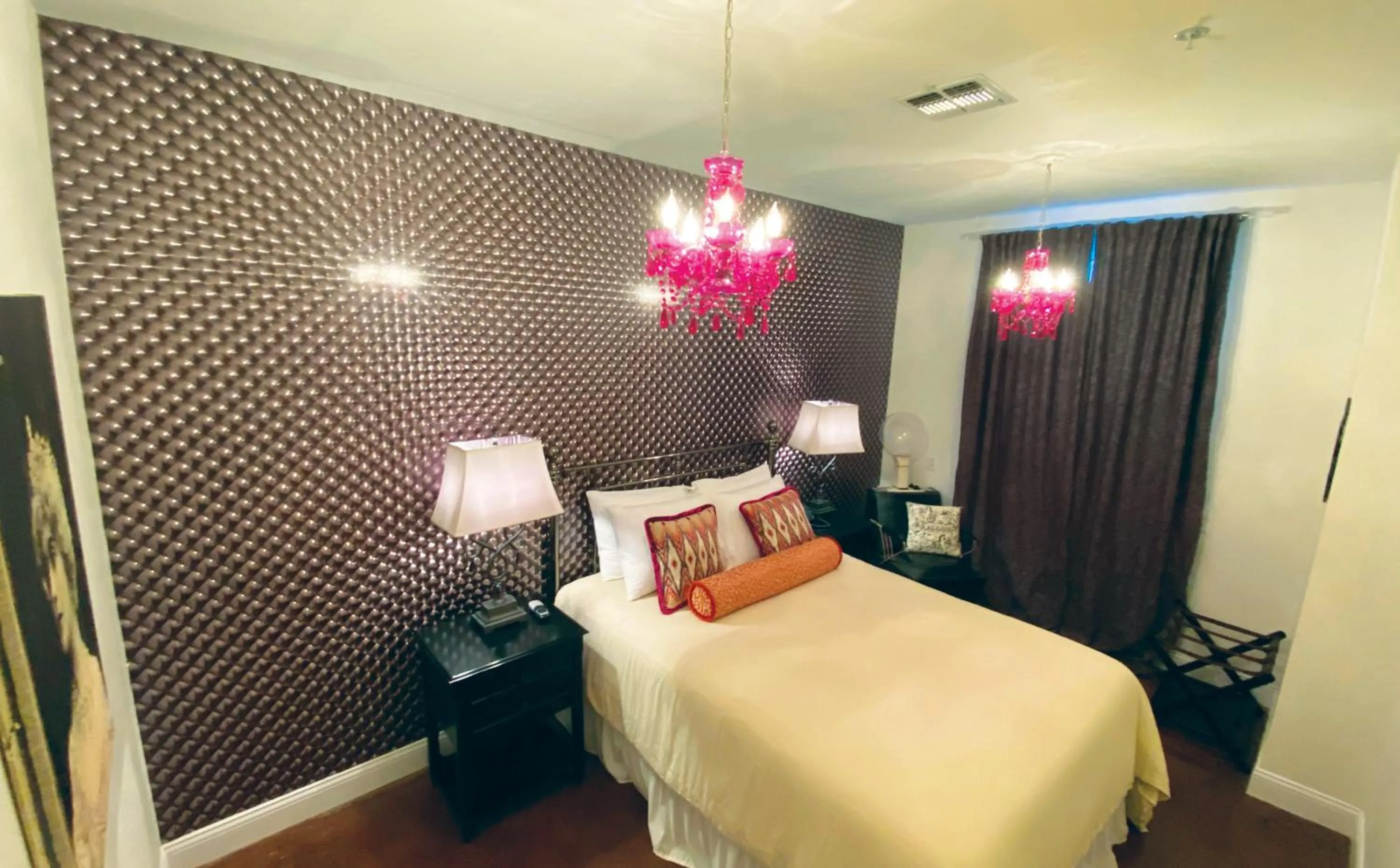 Photo of the whole room, Bed in Mulberry Inn