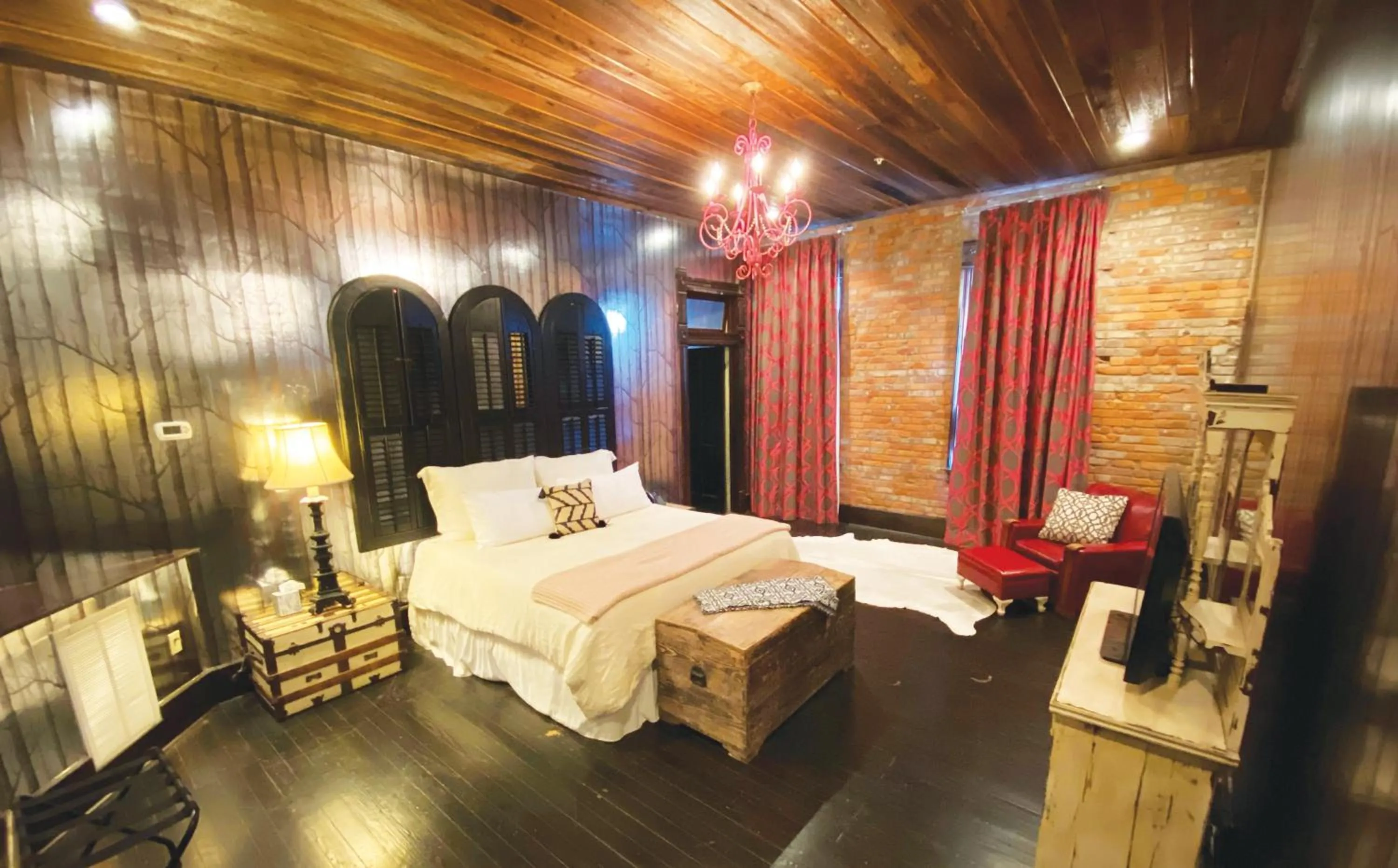 Photo of the whole room, Bed in Mulberry Inn