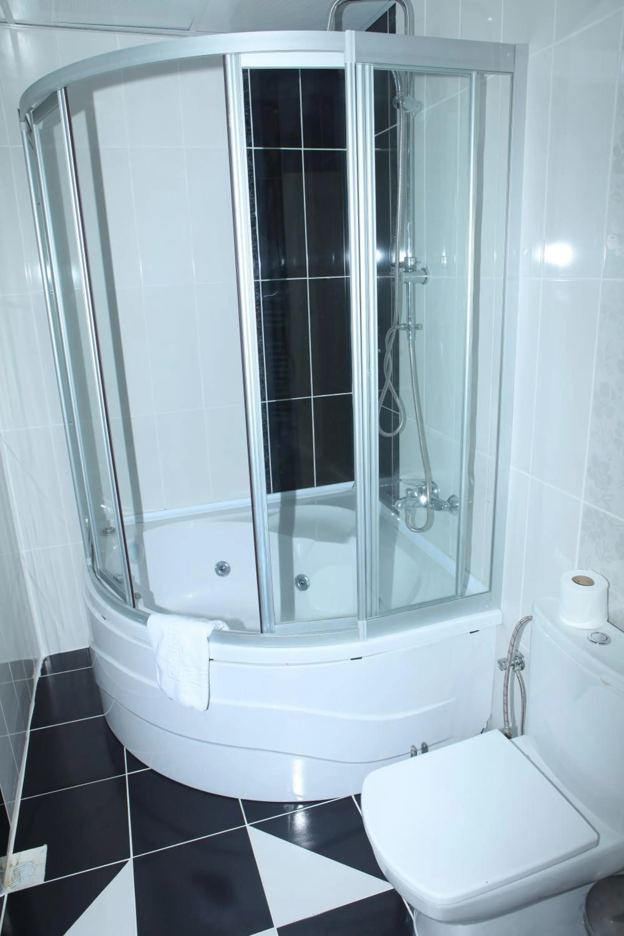 Shower in Cihan Hotel