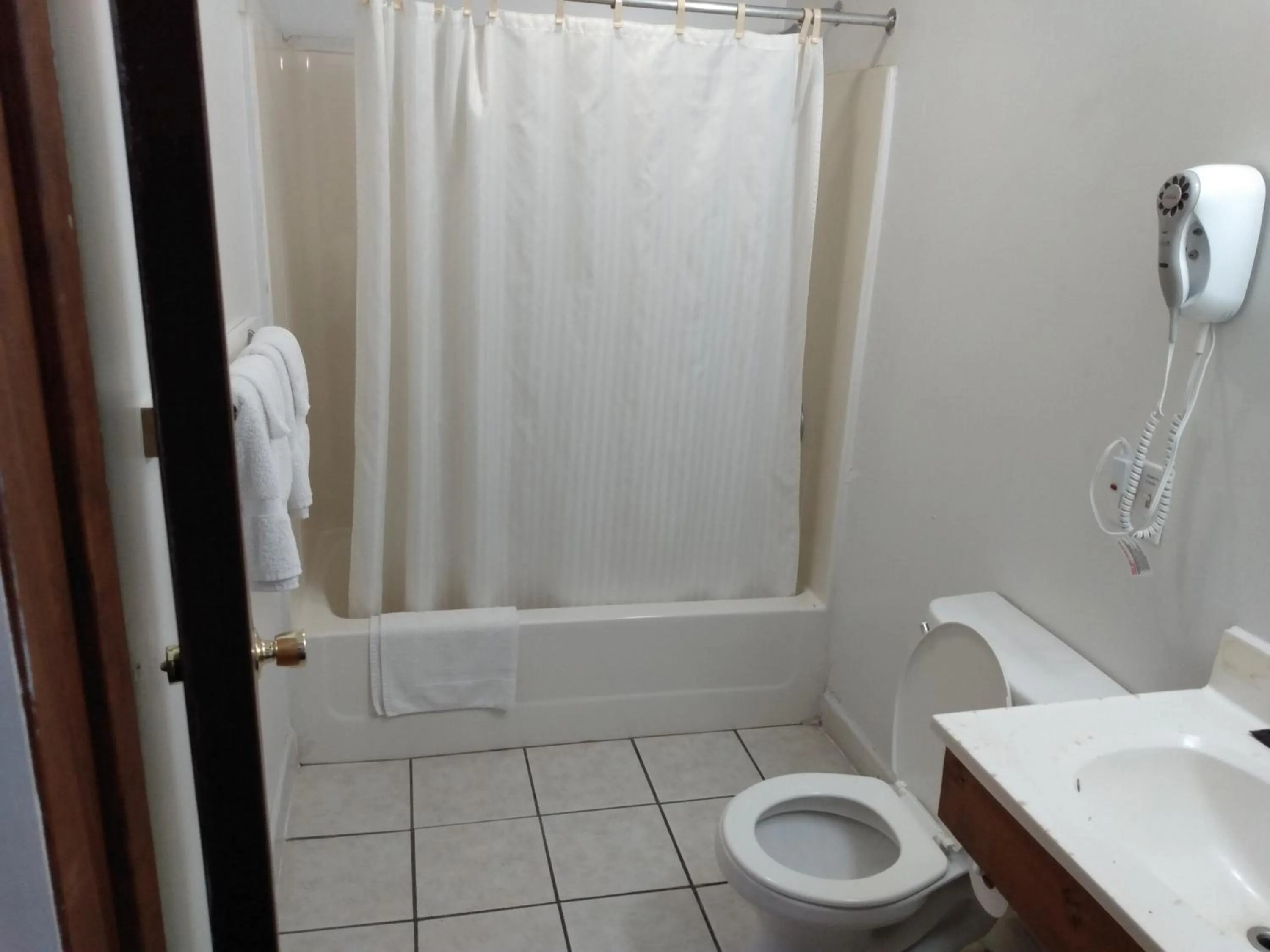 Bathroom in Eldorado Motel New Castle