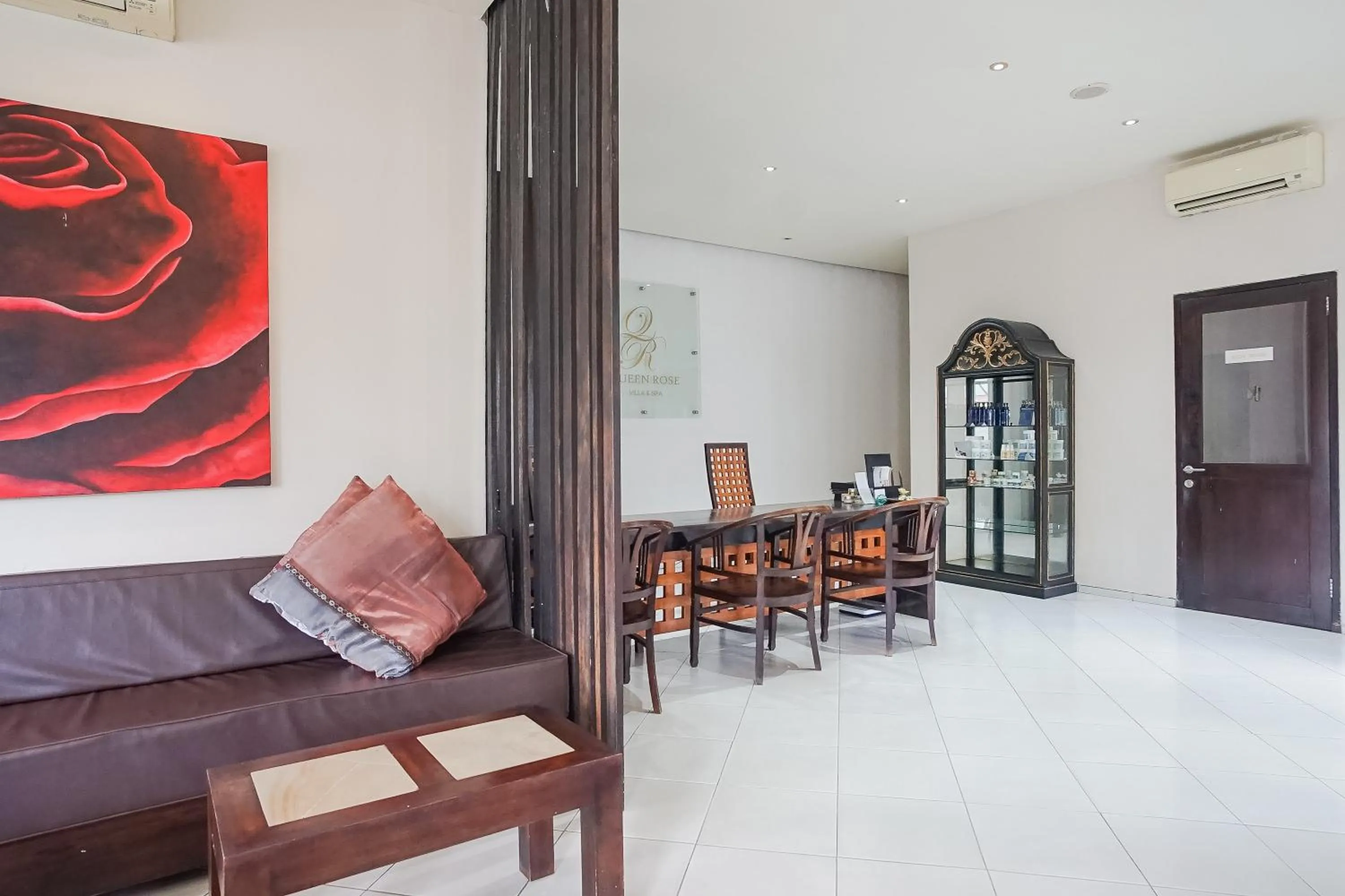 Seating area in Queen Rose Villa & Spa