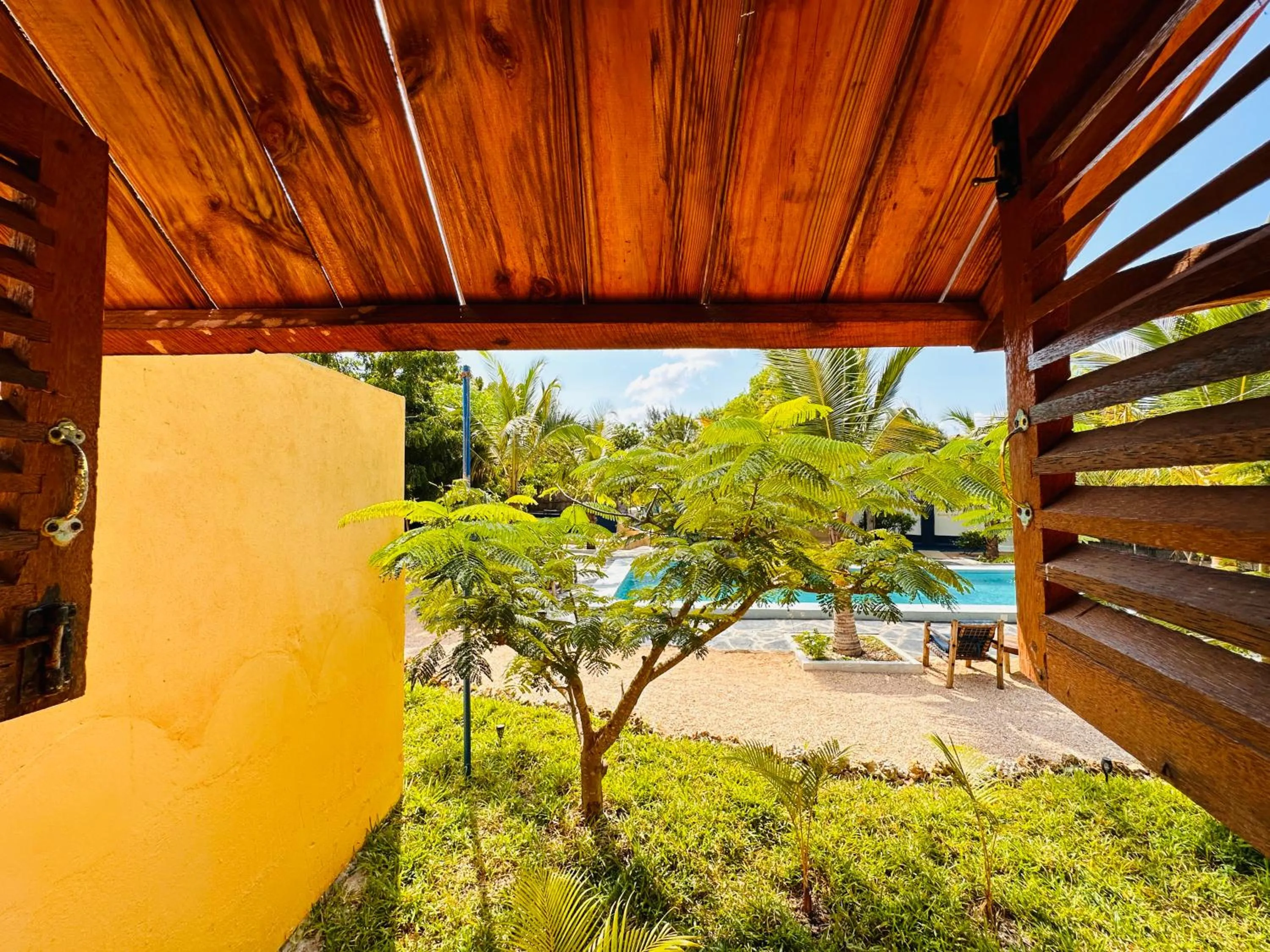 Pool view in Kameleon Blue