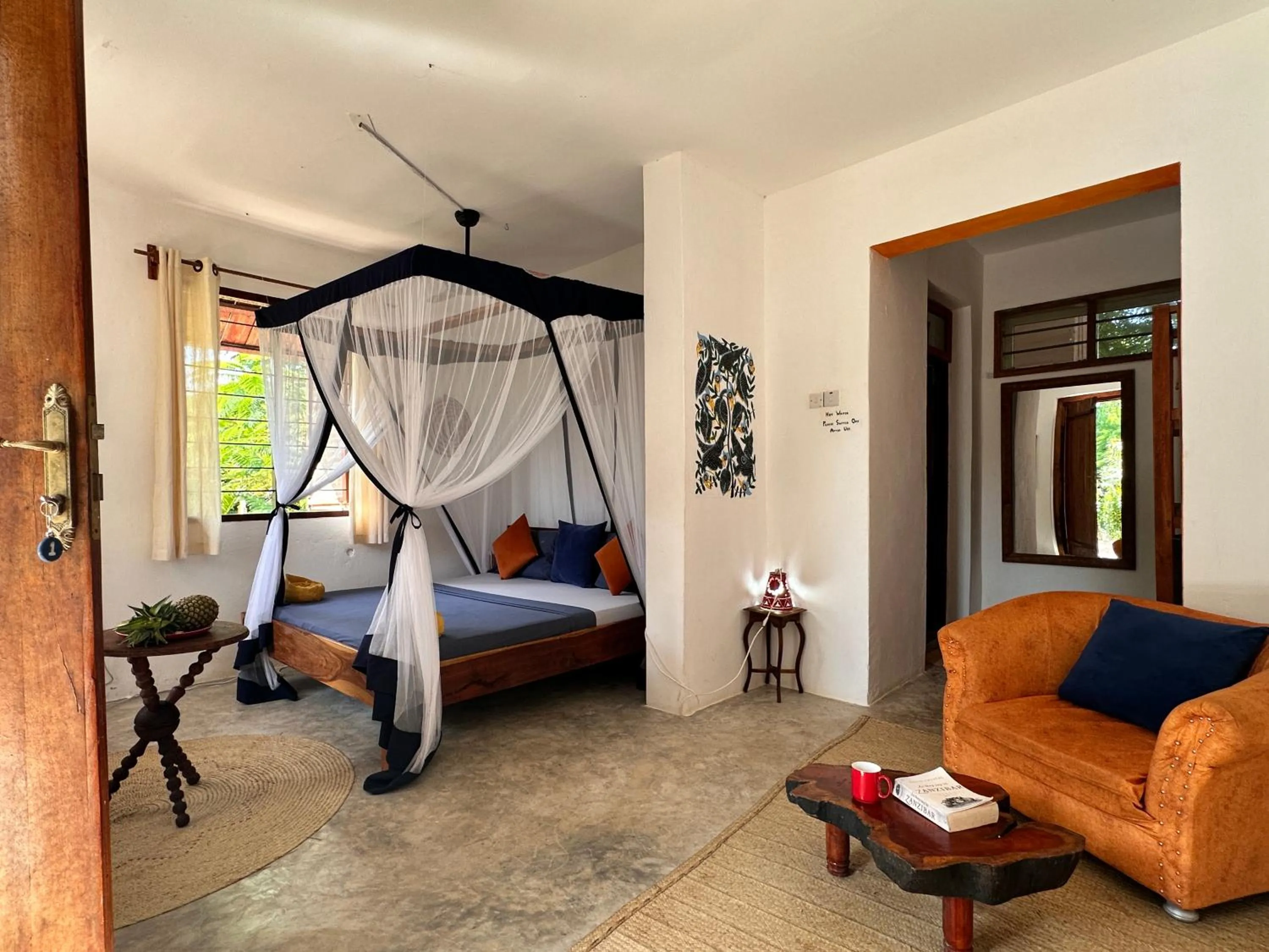 Photo of the whole room, Bed in Kameleon Blue