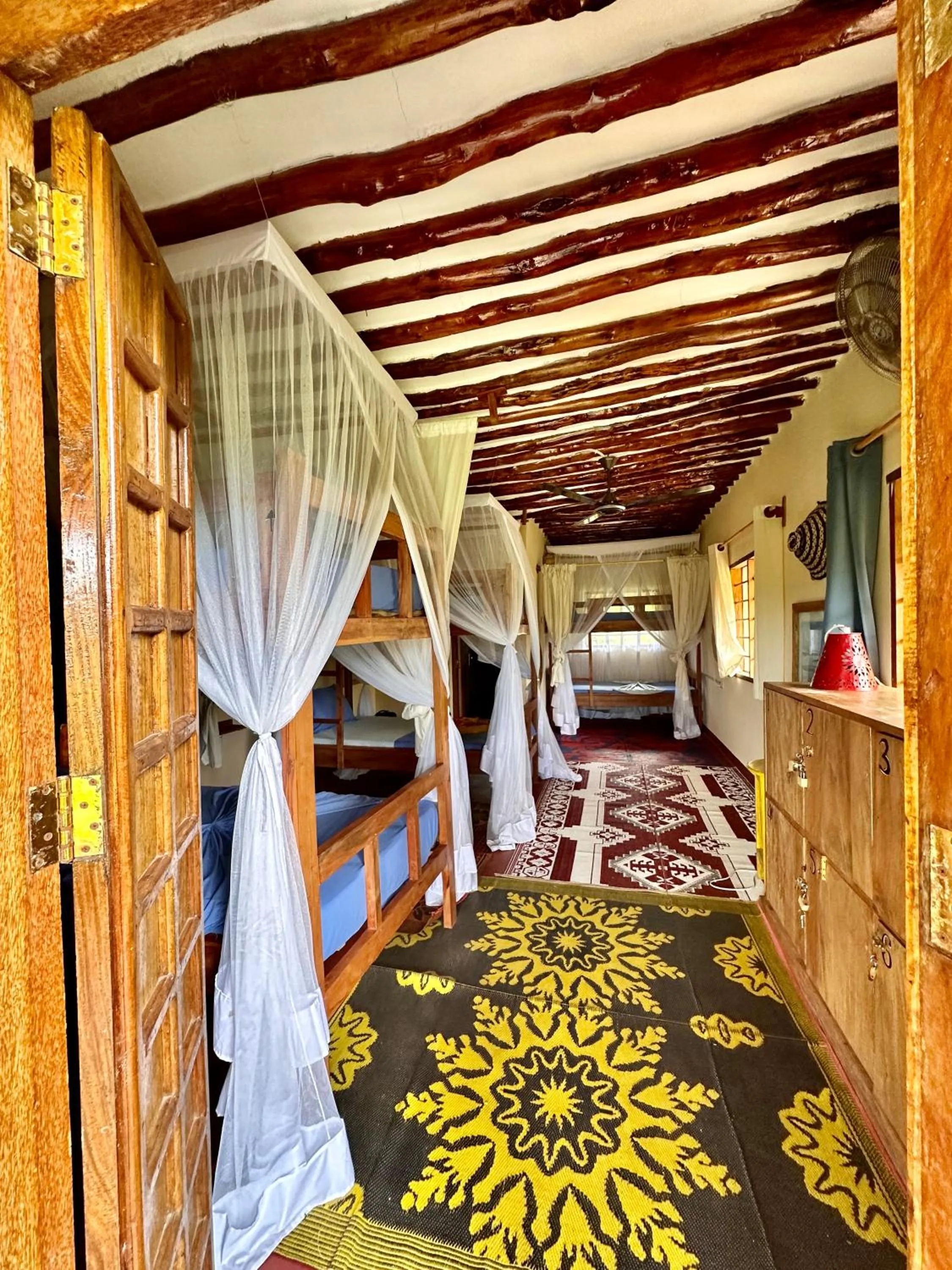 Photo of the whole room, Bed in Kameleon Blue