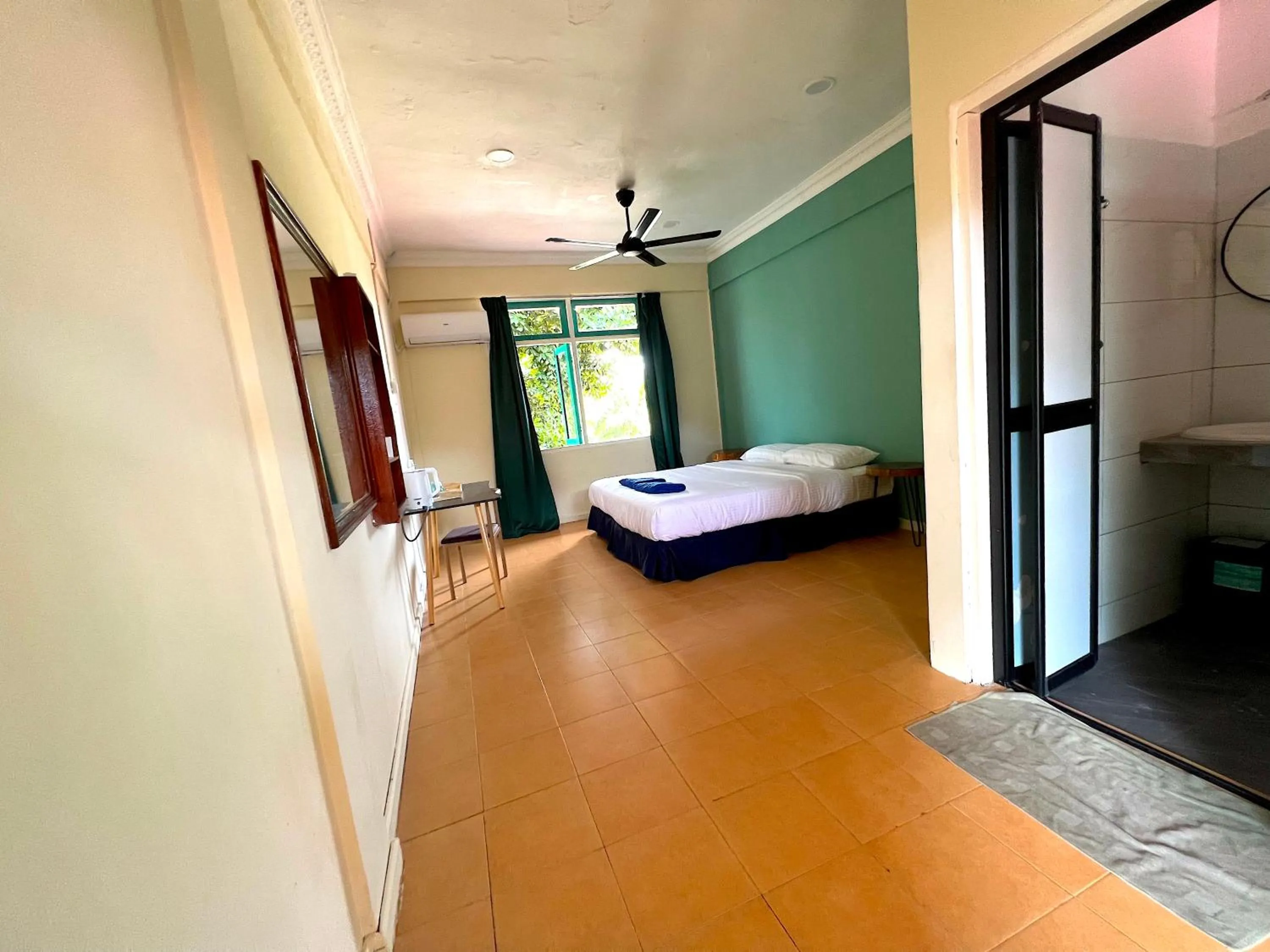 Photo of the whole room, Bed in papaya resort