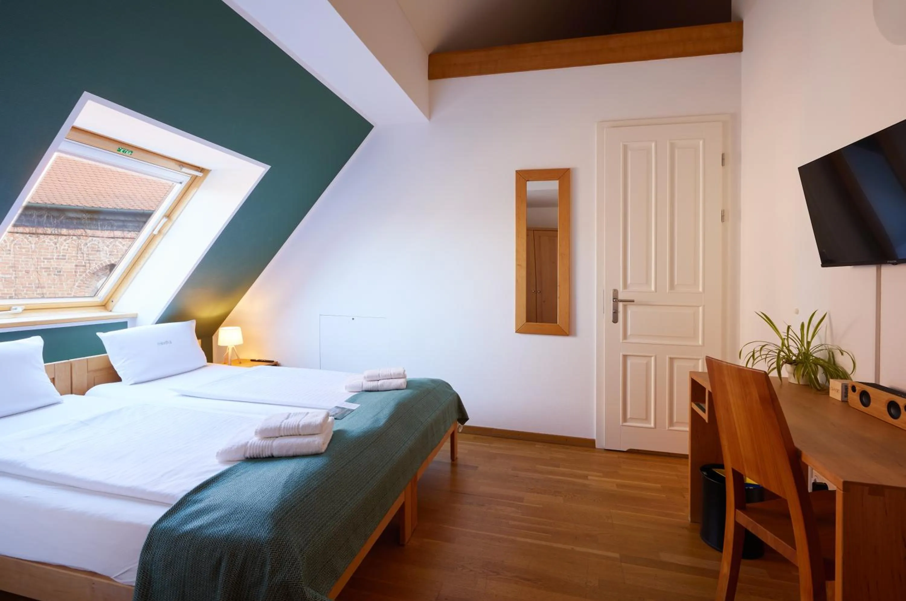 Photo of the whole room, Bed in ahead burghotel