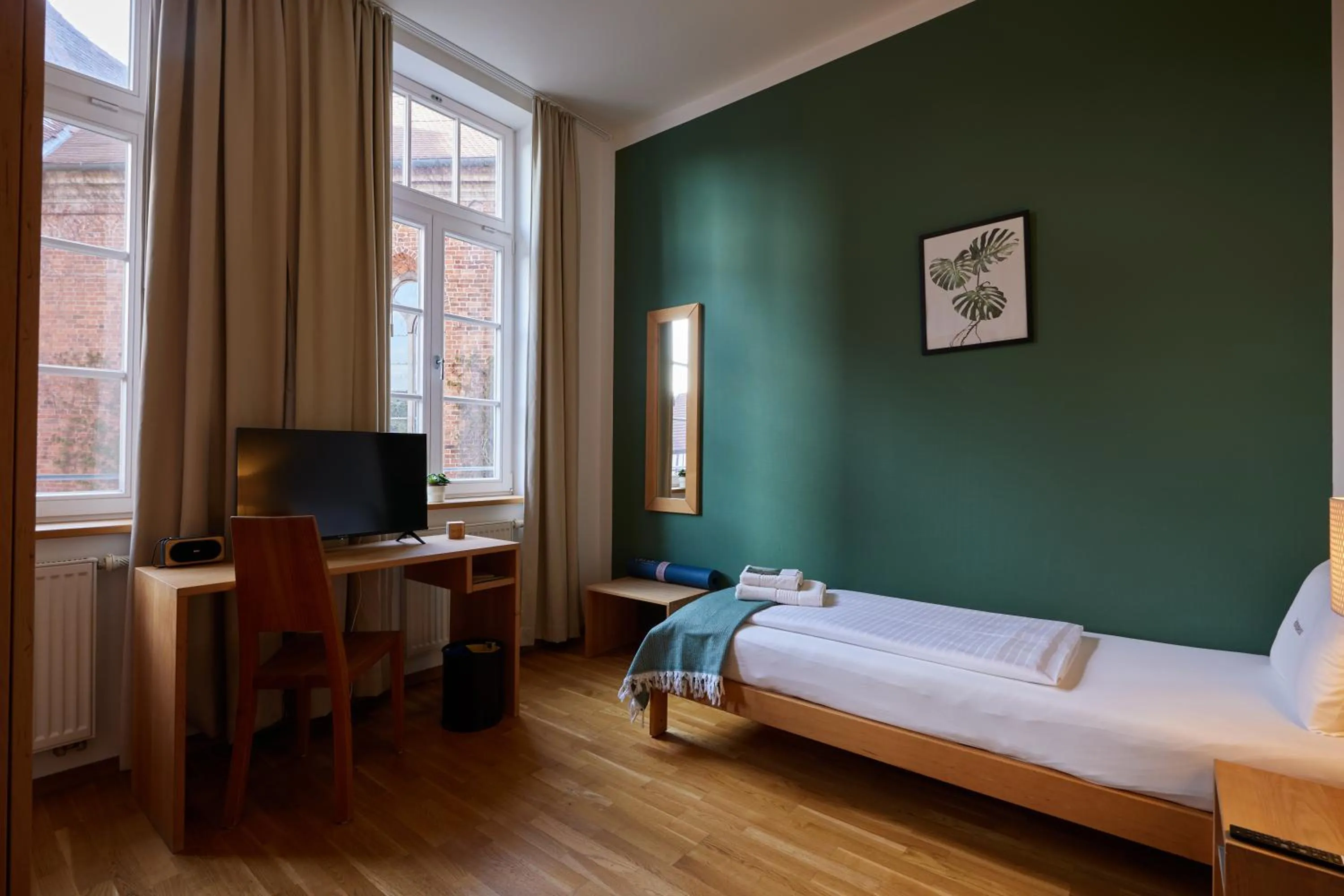 Photo of the whole room, Bed in ahead burghotel