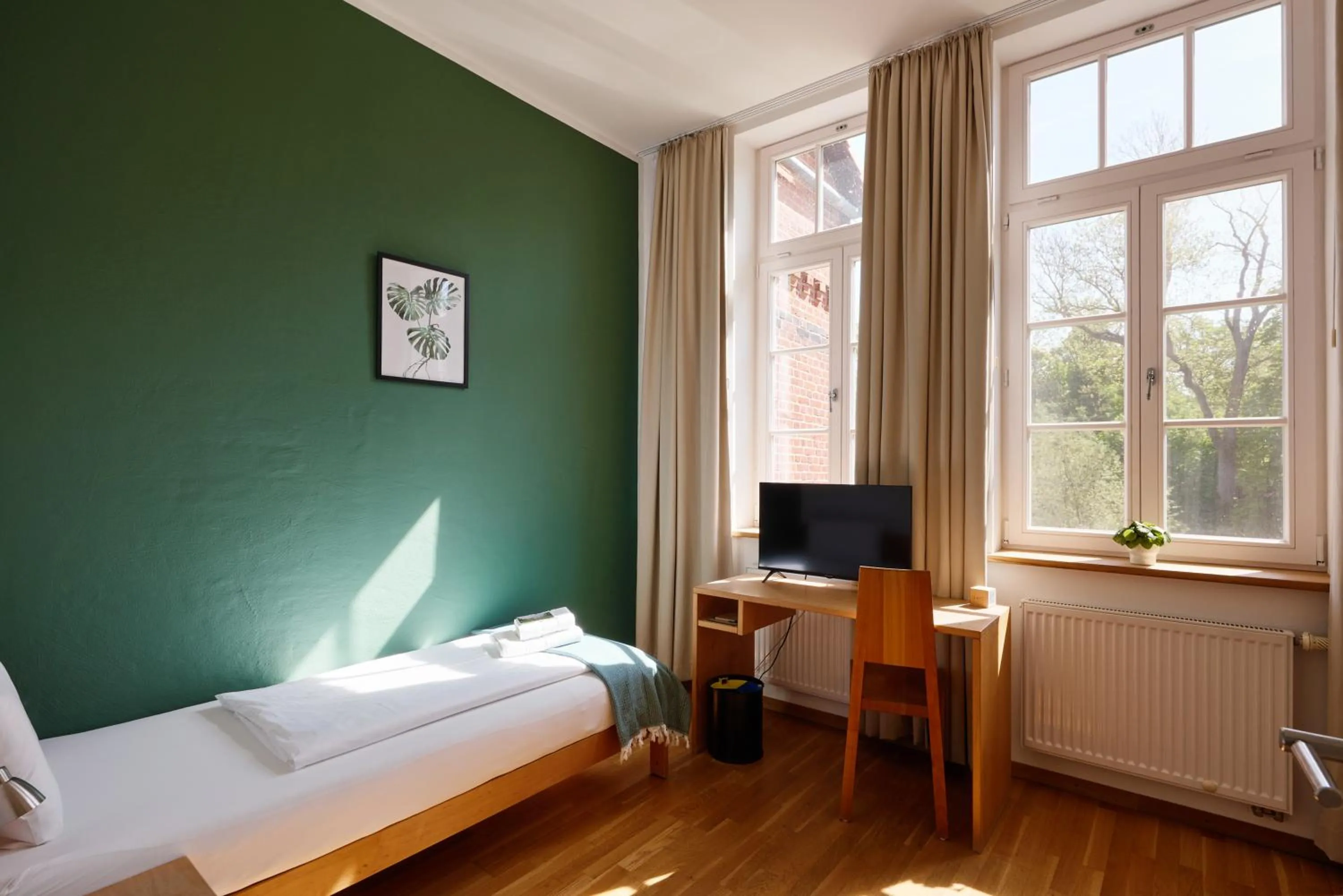 Photo of the whole room, Bed in ahead burghotel