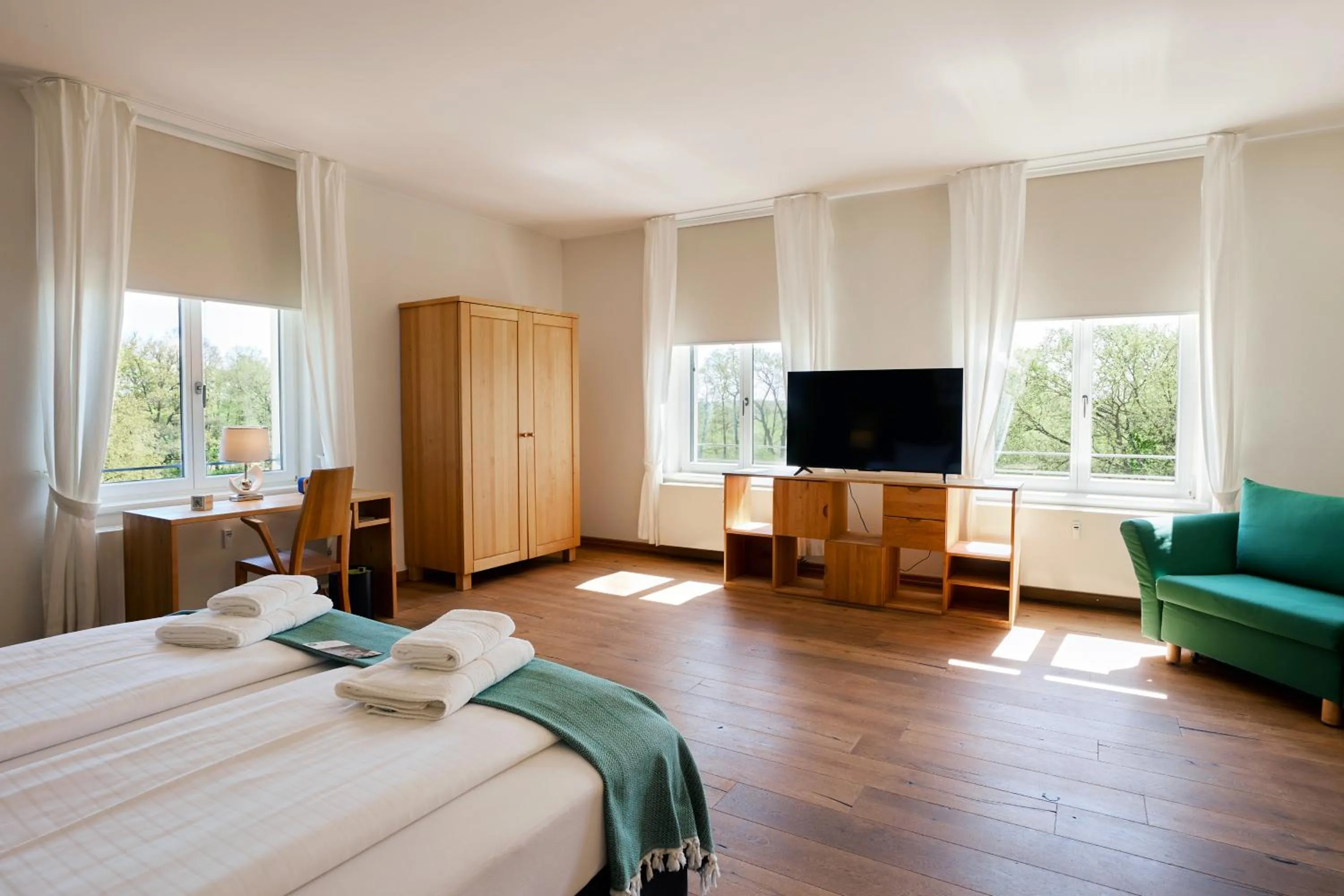 Photo of the whole room, Bed in ahead burghotel