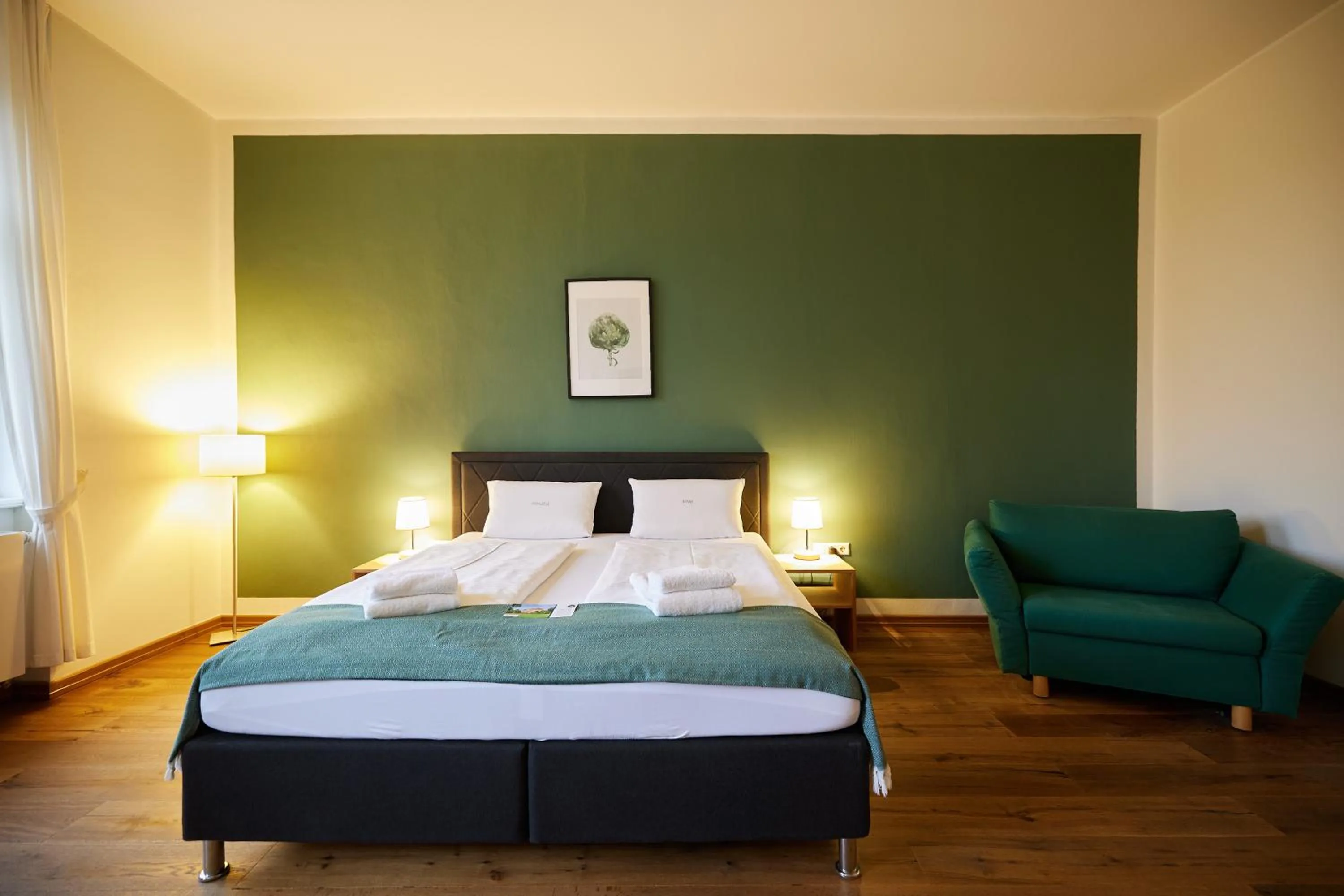 Photo of the whole room, Bed in ahead burghotel