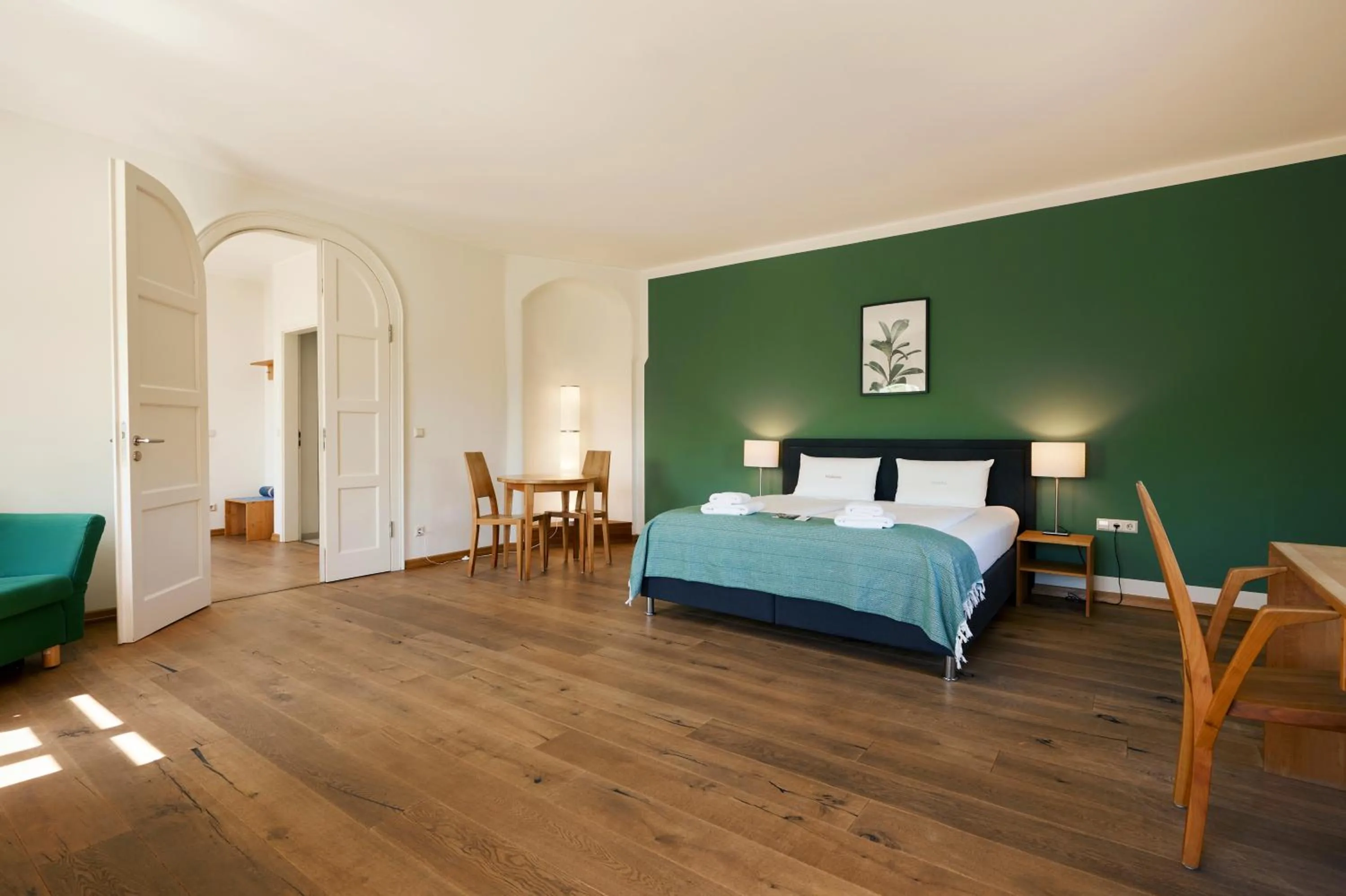 Photo of the whole room, Bed in ahead burghotel