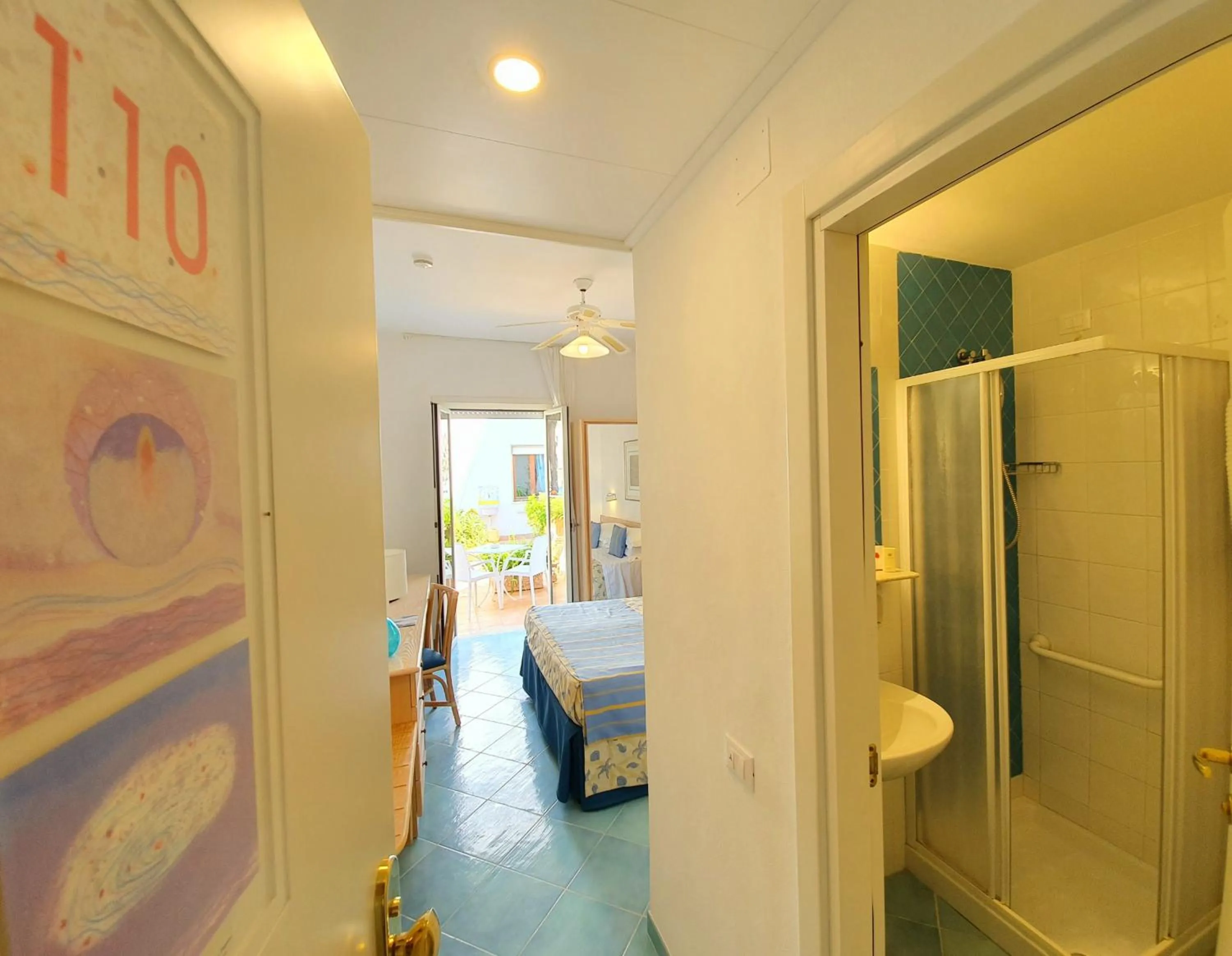 Photo of the whole room in Hotel Aurora