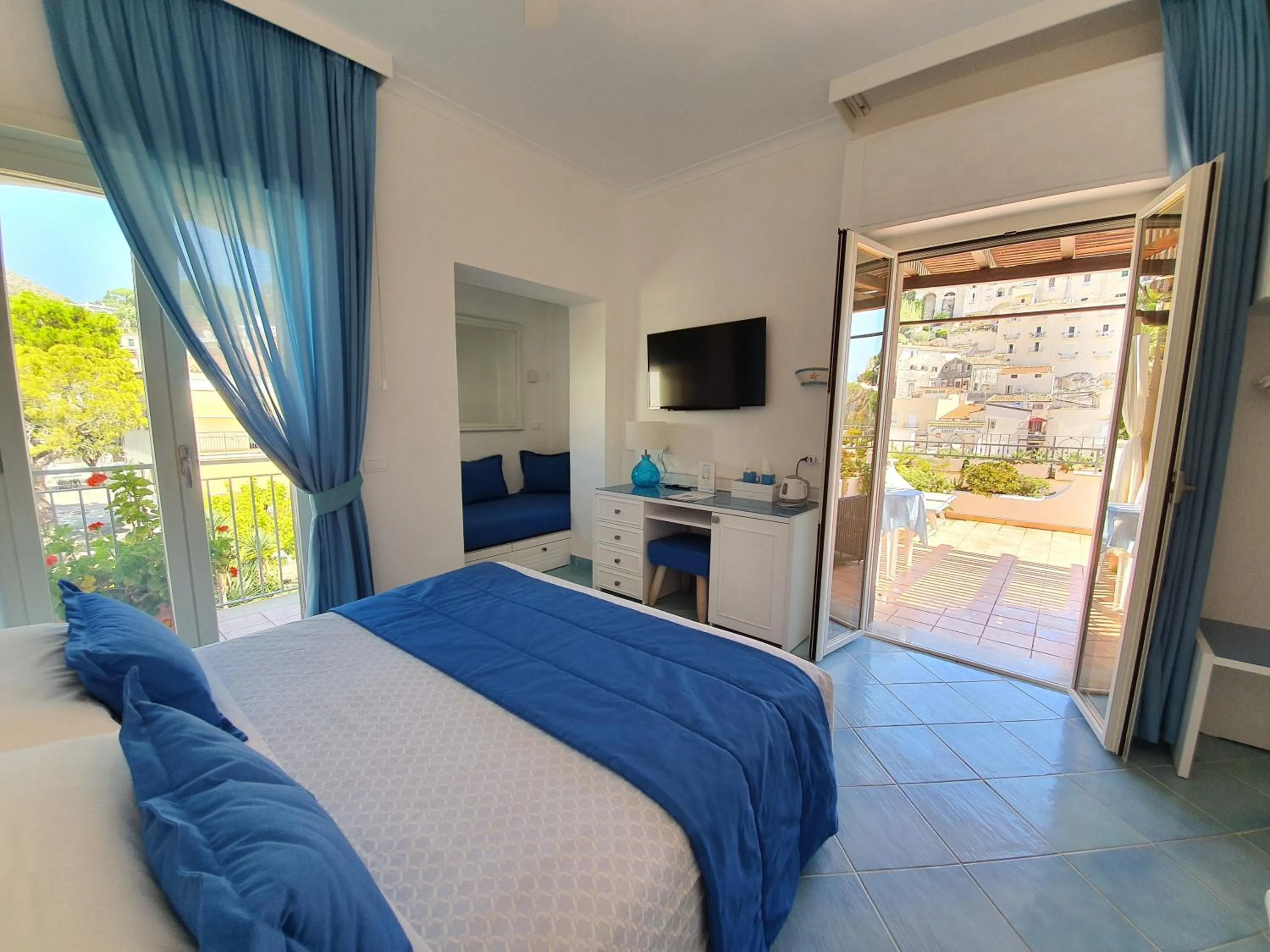 Balcony/Terrace, Bed in Hotel Aurora