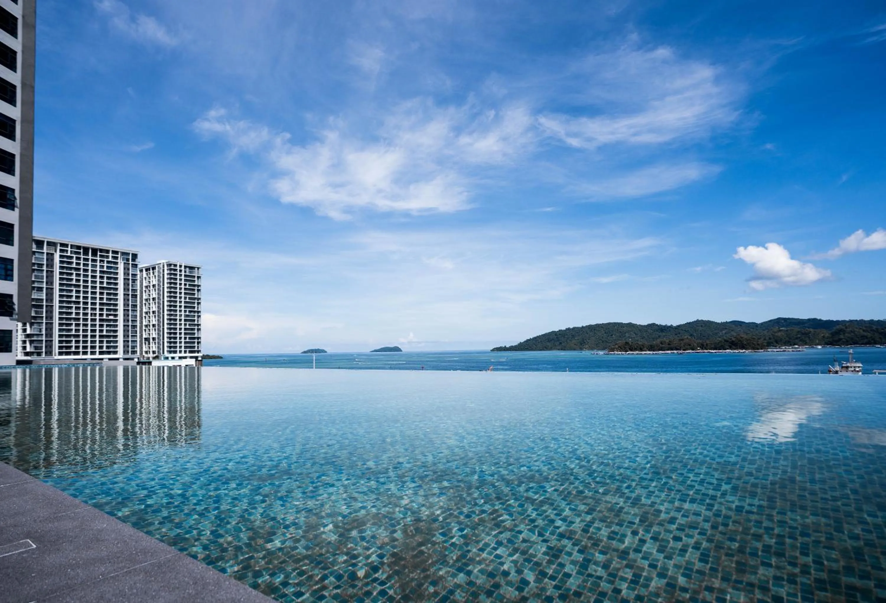 Swimming pool in Jesselton Quay by Pinstay