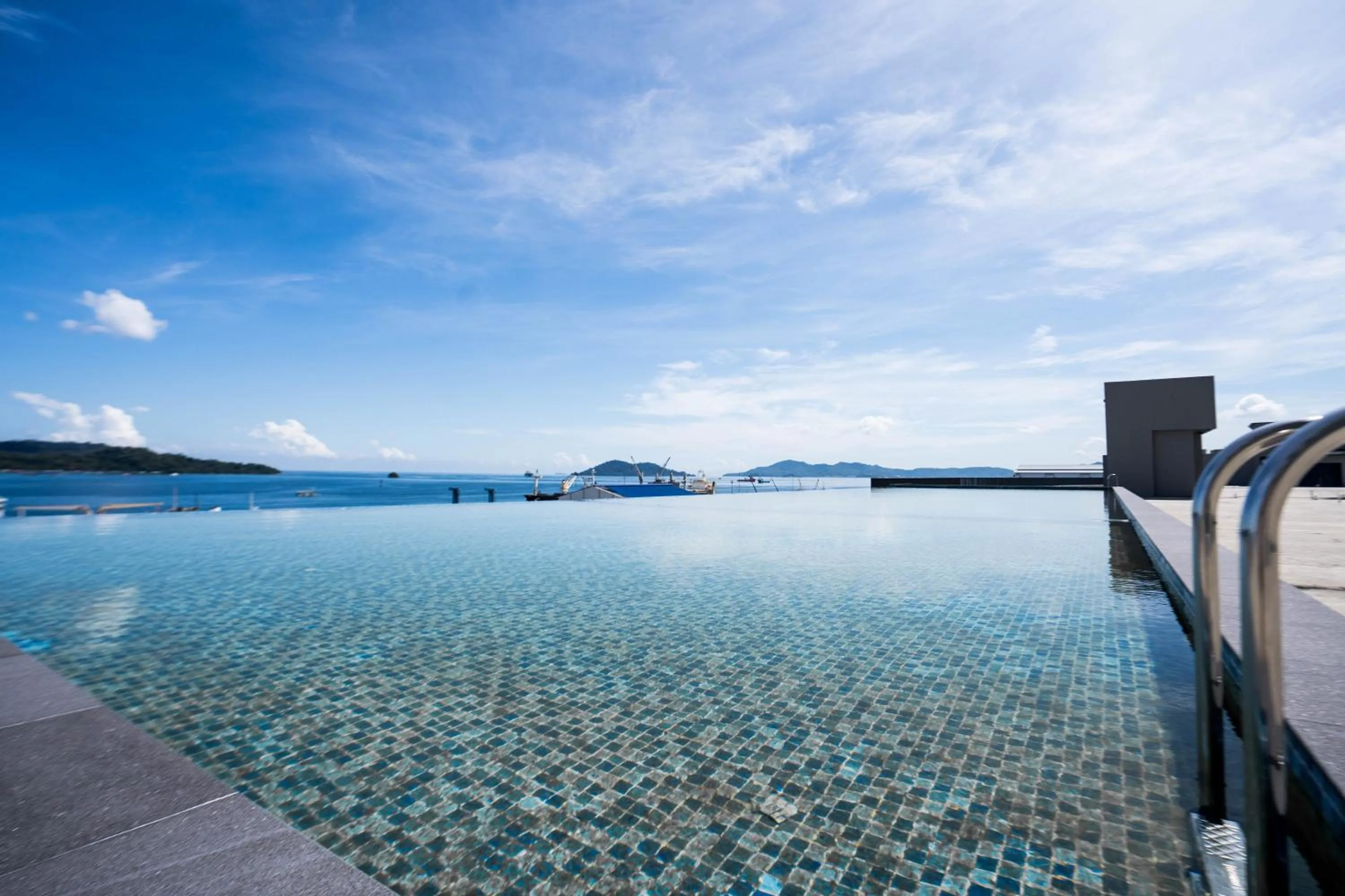 Swimming pool in Jesselton Quay by Pinstay