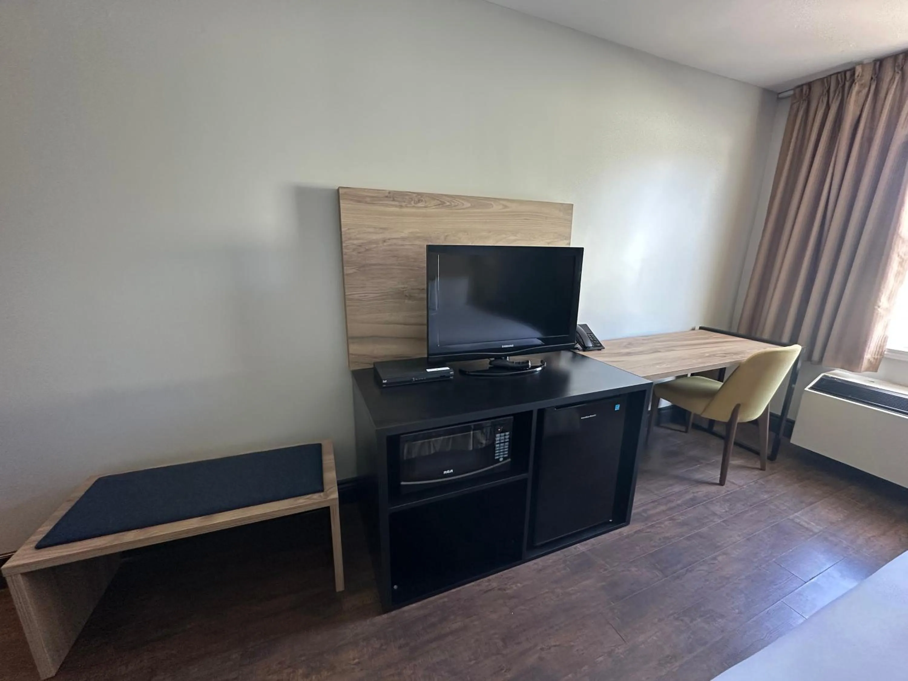 TV and multimedia in Hearthstone Inn Sydney