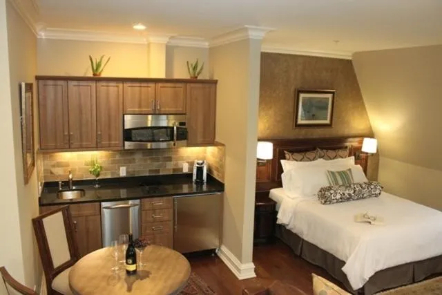 Photo of the whole room, Bed in Guest House at Norwalk Inn