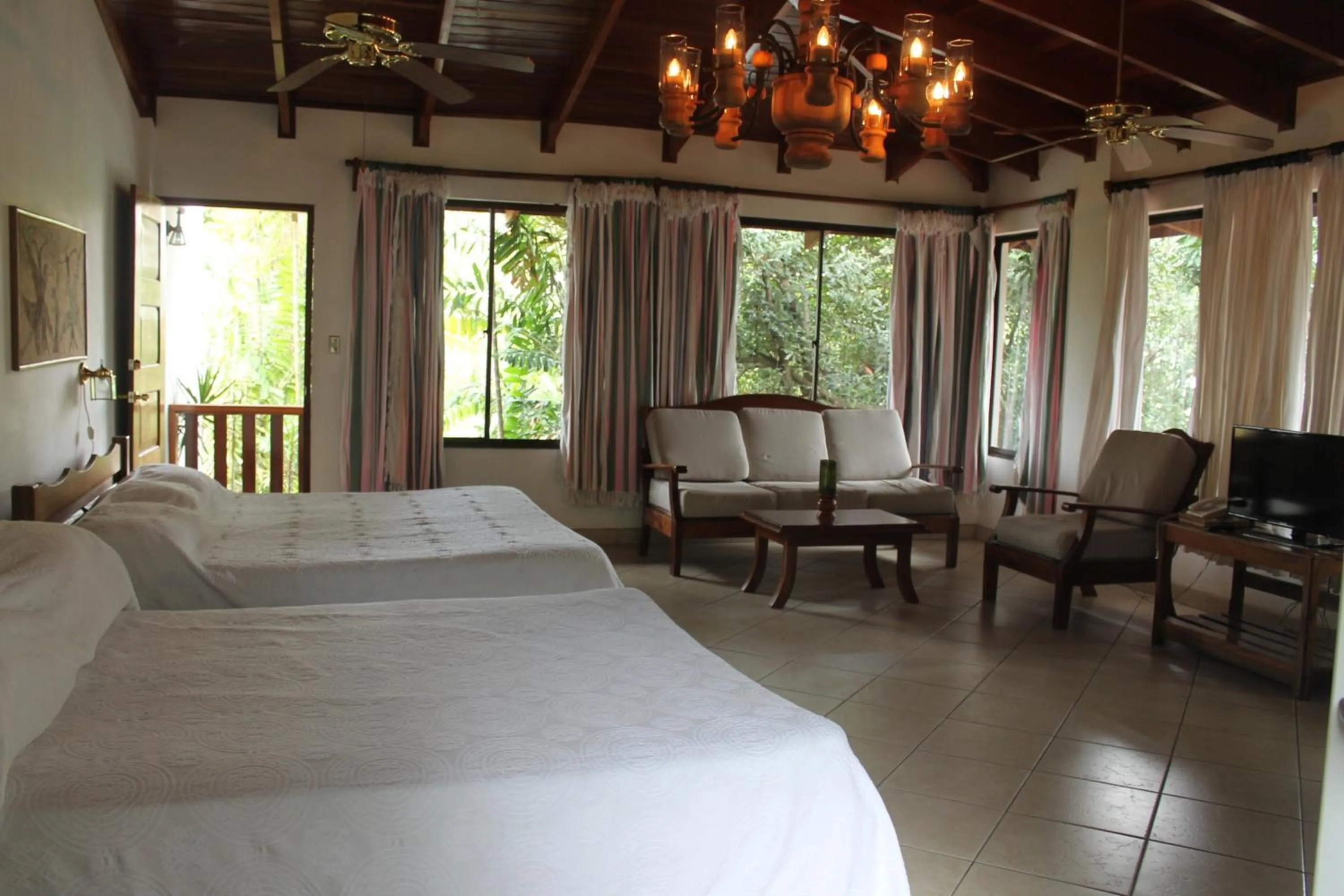 Day, Bed in Costa Verde Inn