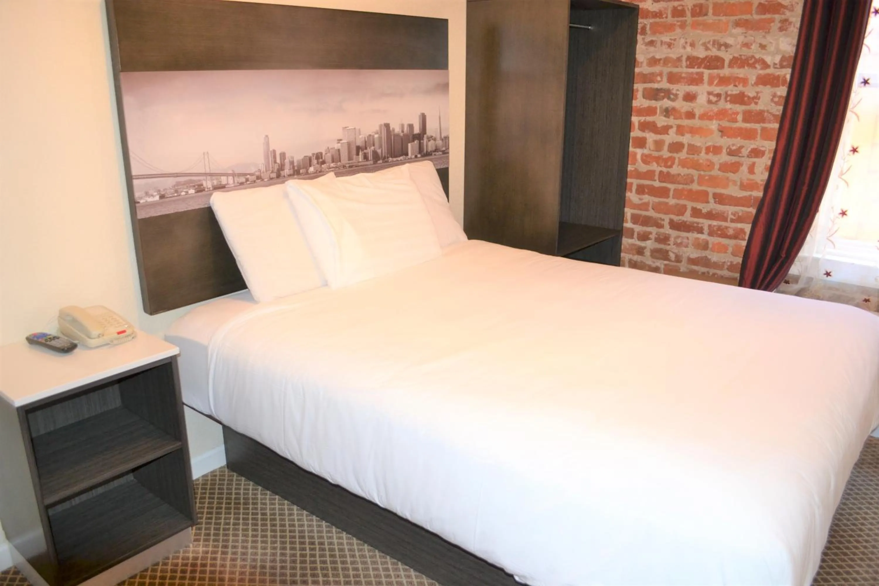 Bed in Inn on Folsom