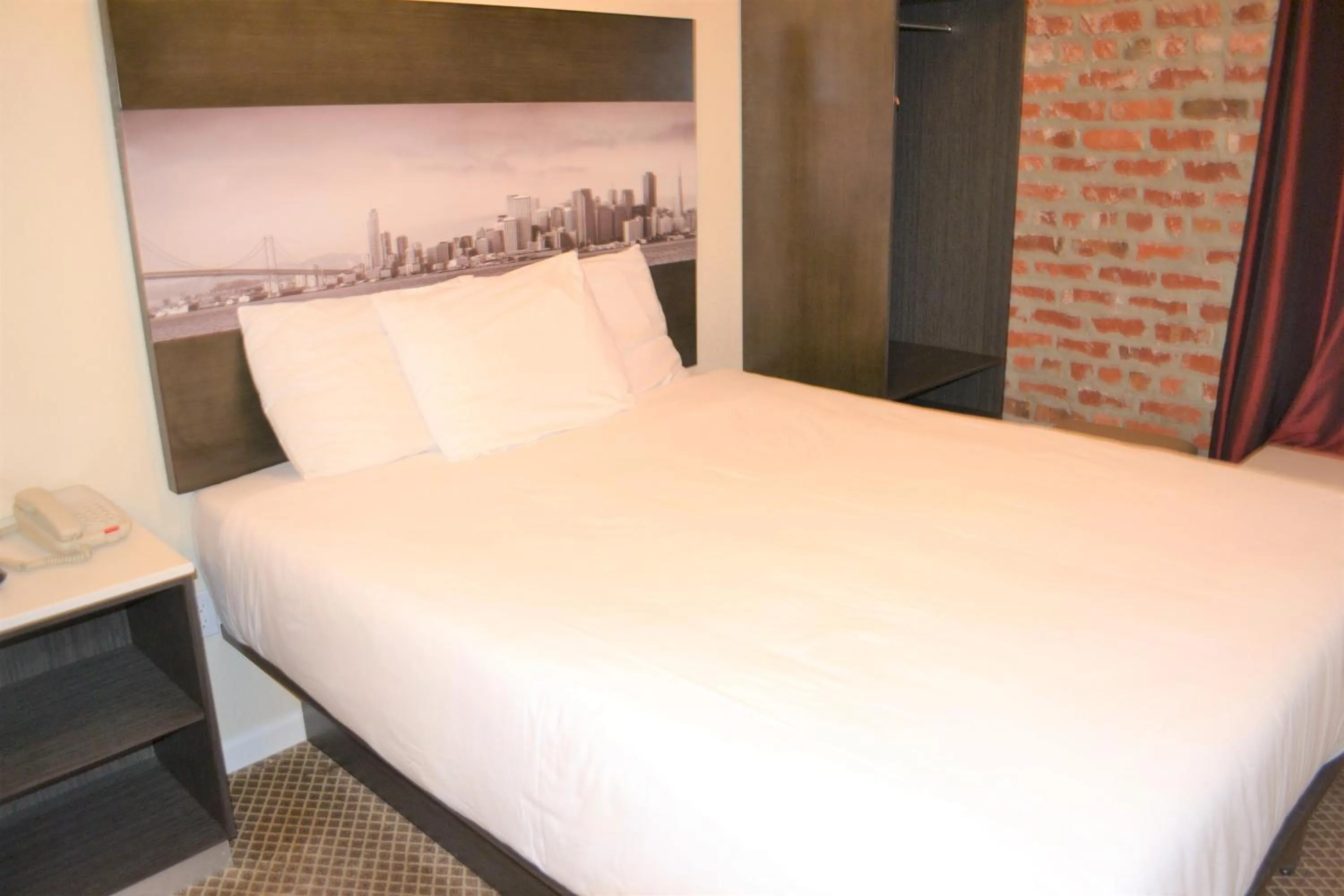 Bed in Inn on Folsom