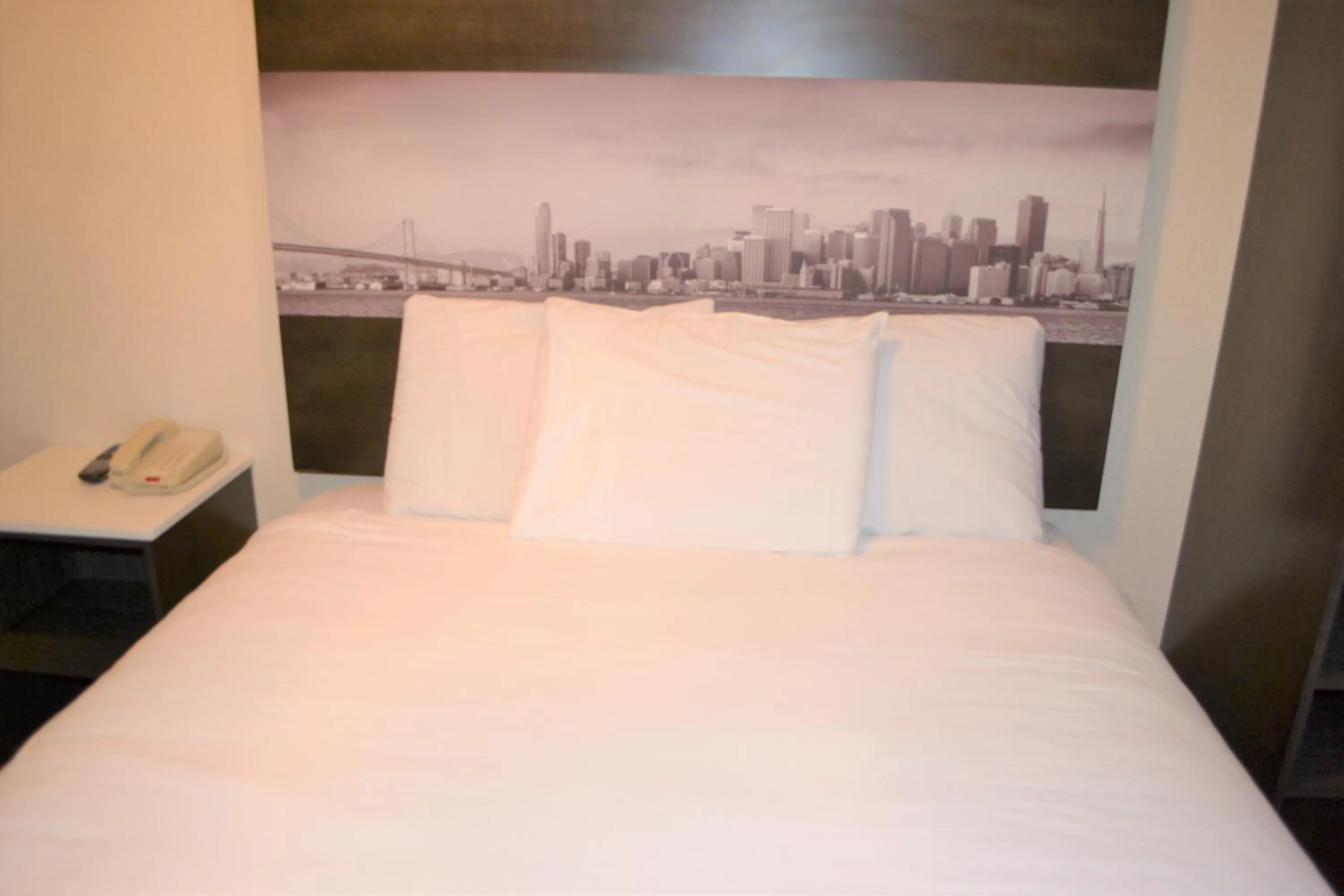 Bed in Inn on Folsom