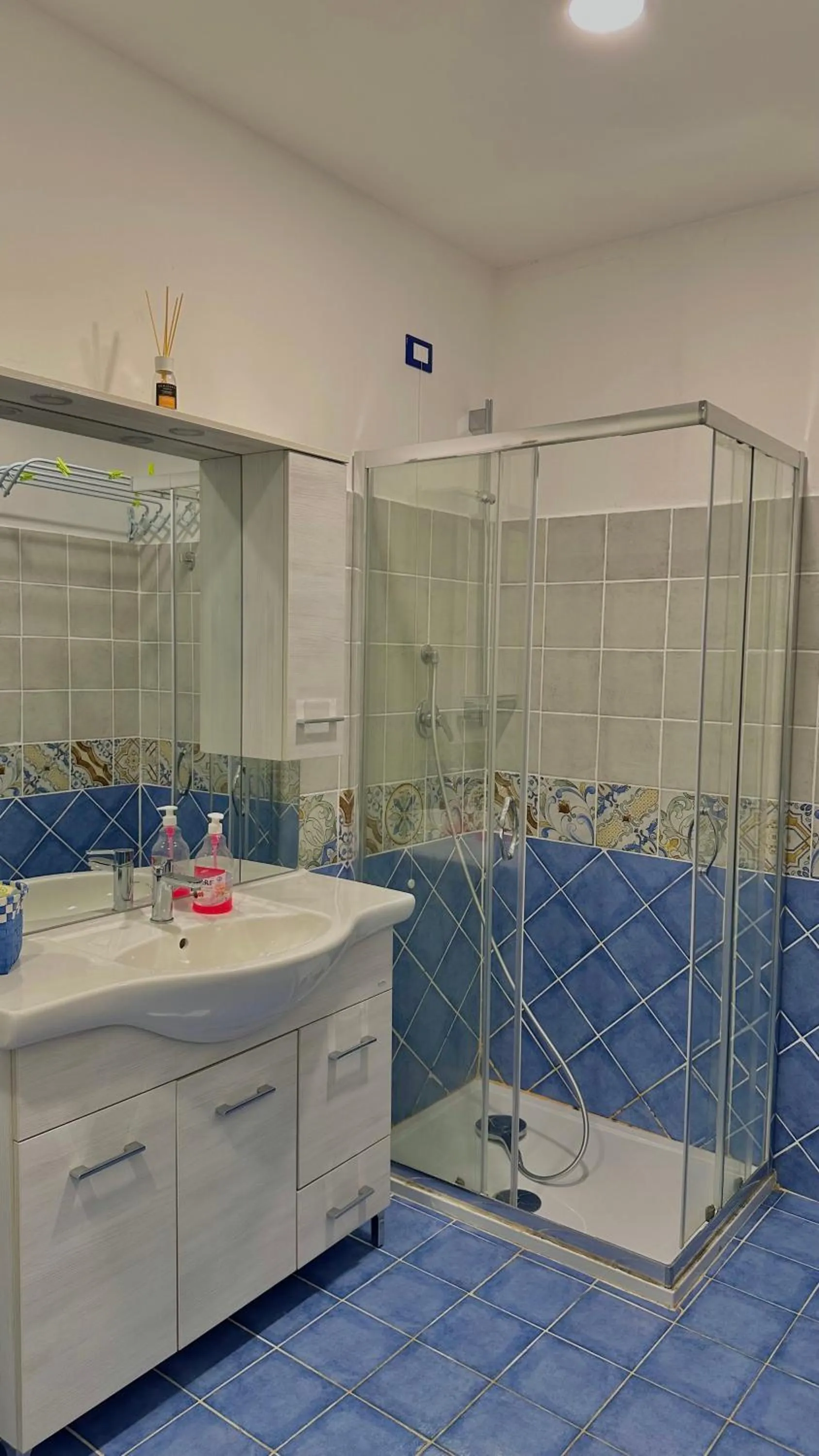 Shower in B&B Un Posto al Sole