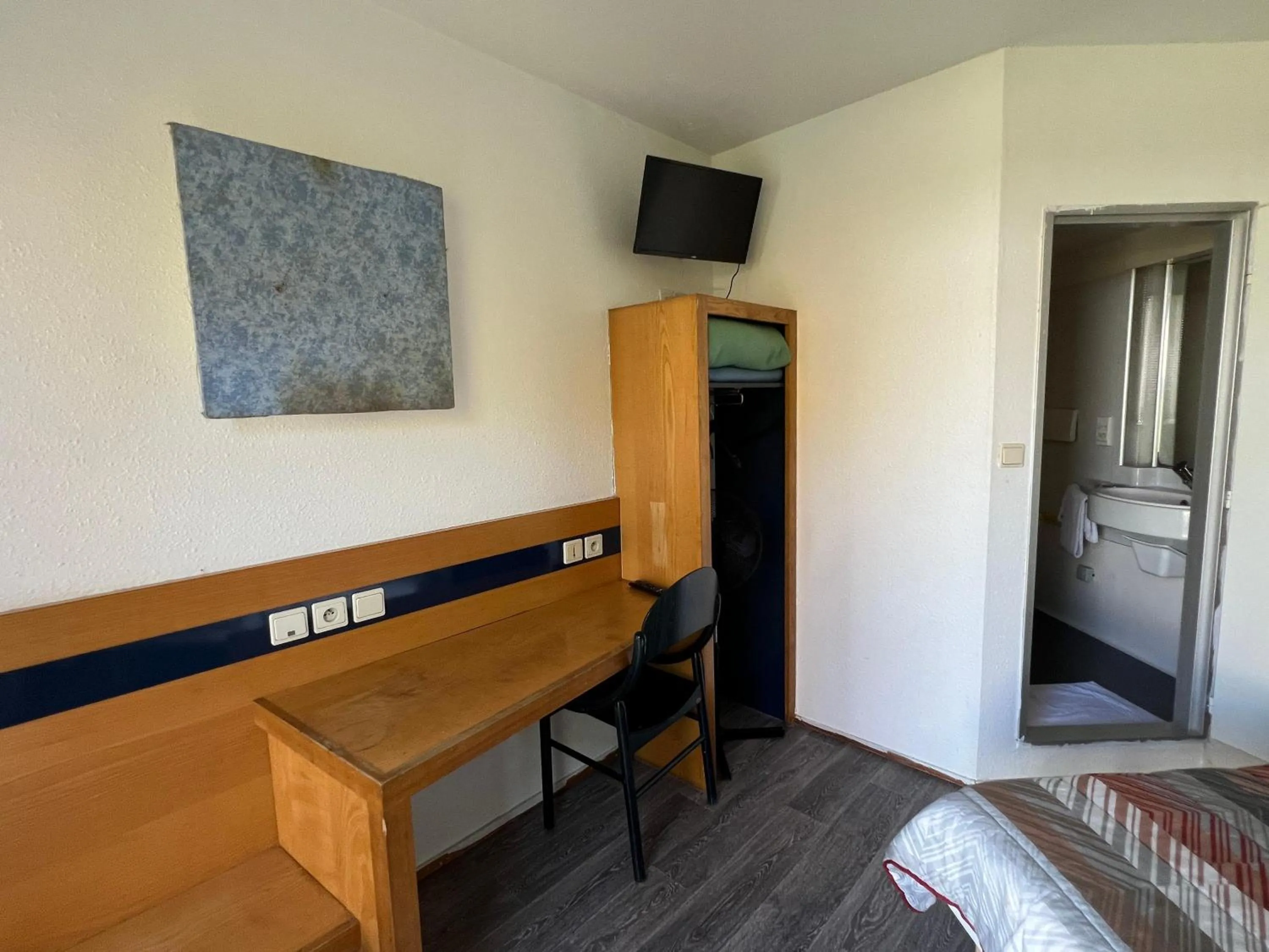 TV and multimedia in Hotel Charme En Maconnais Fasthotel Macon Nord