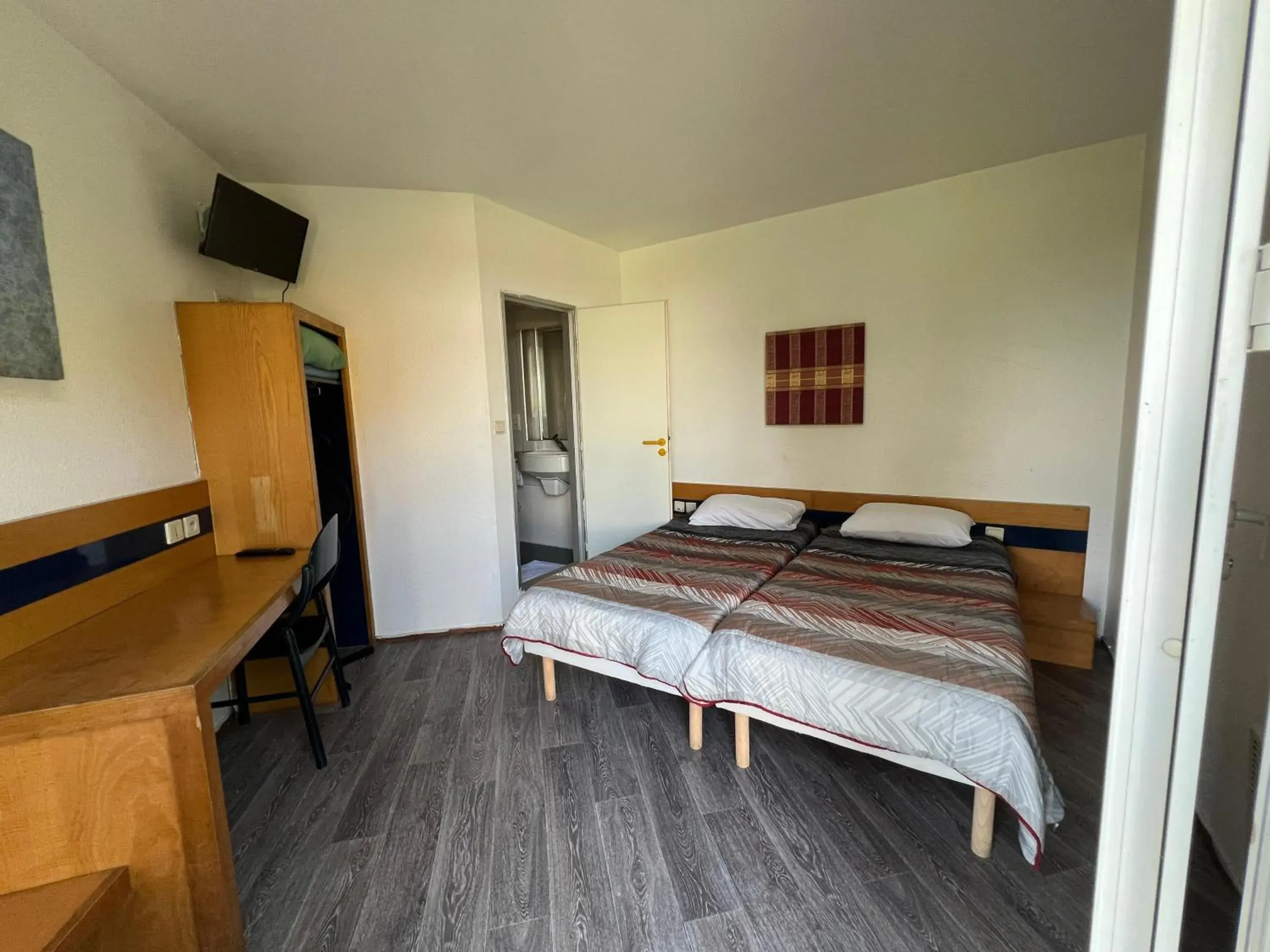 Twin Room with Garden View - single occupancy in Hotel Charme En Maconnais Fasthotel Macon Nord Twin Room with Garden View - single occupancy in Hotel Charme En Maconnais Fasthotel Macon Nord