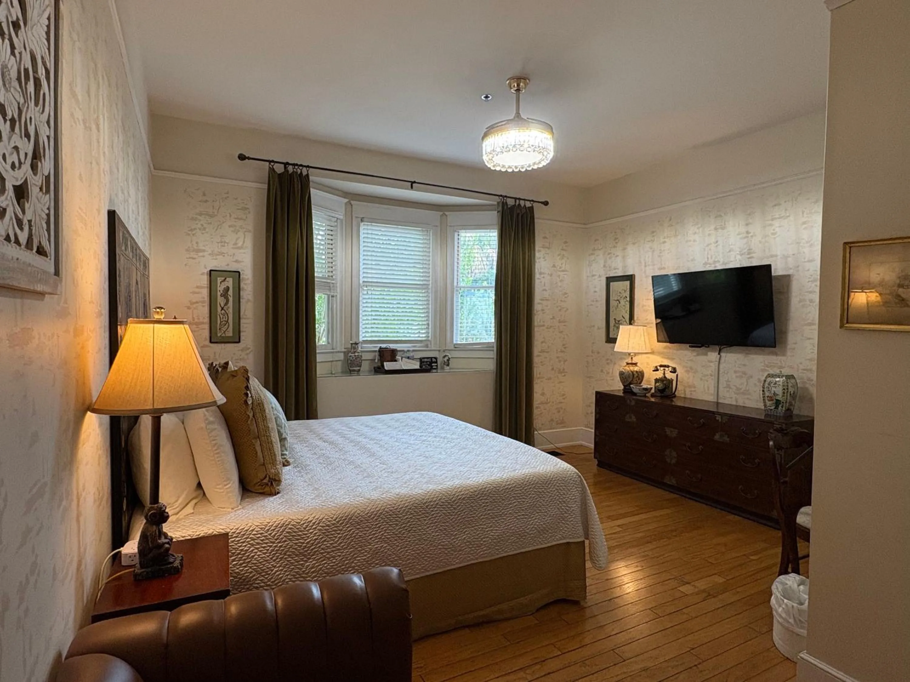 Bed in Hoyt House Luxury Bed & Breakfast