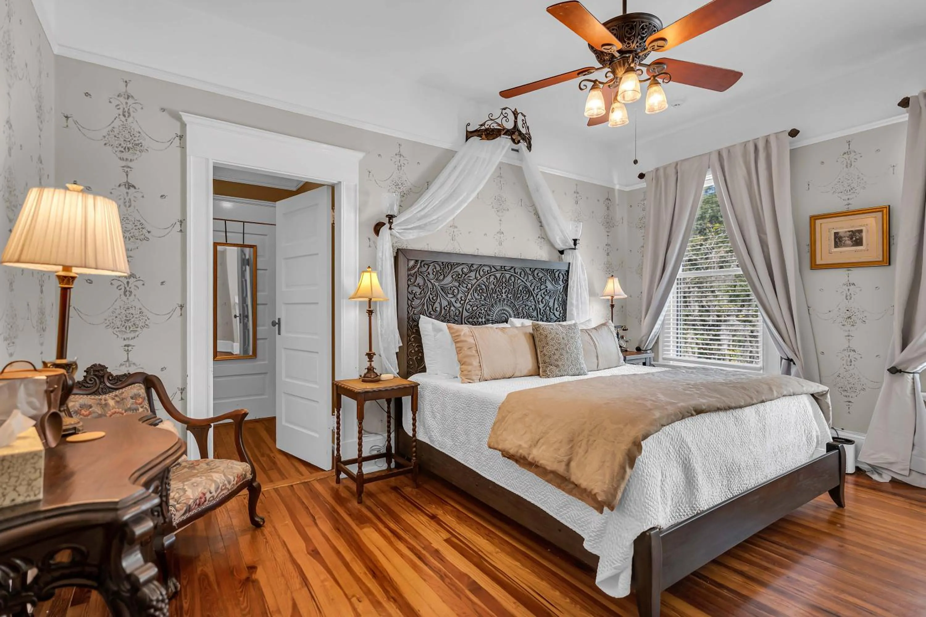 Bed in Hoyt House Luxury Bed & Breakfast