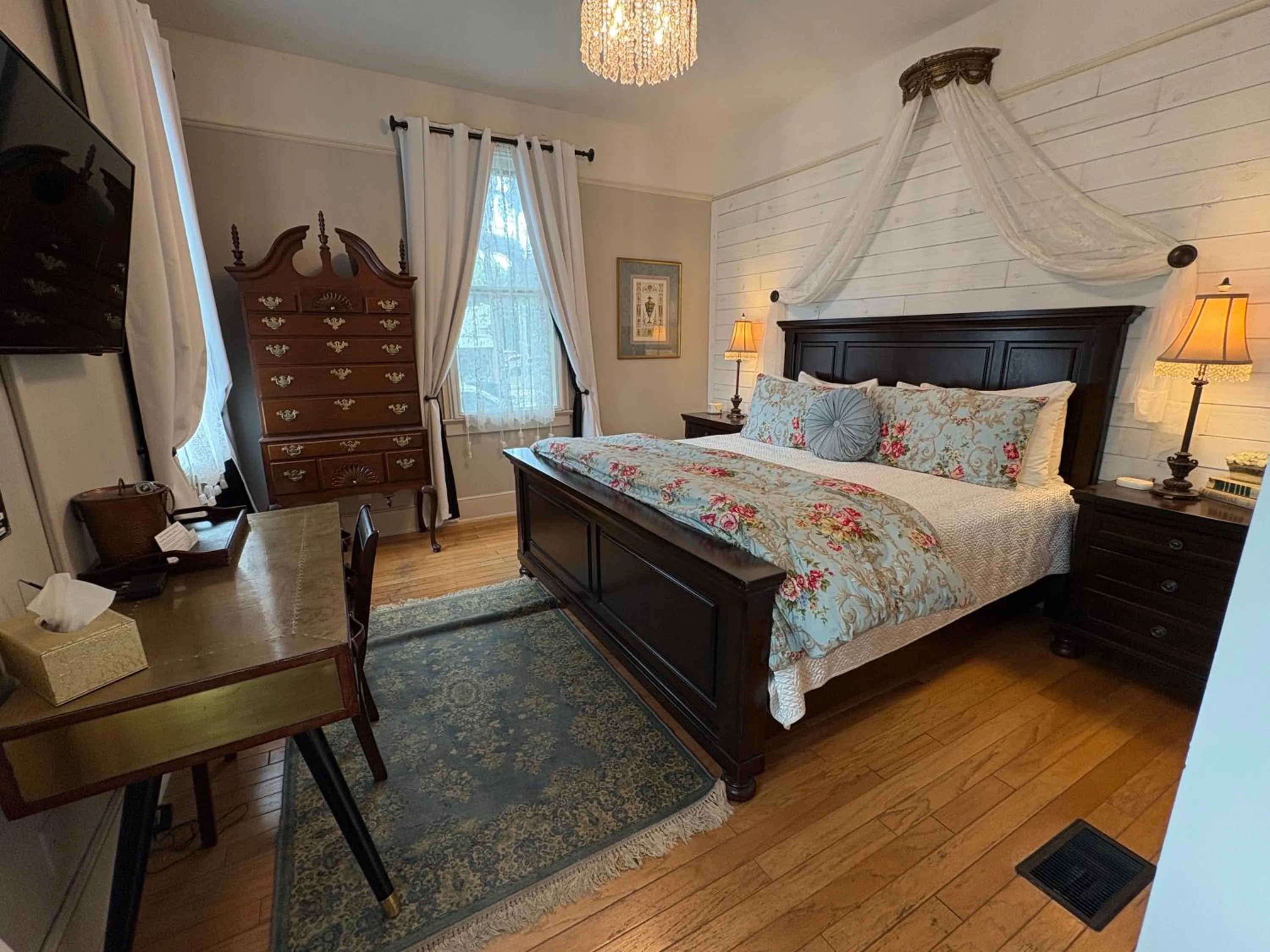 TV and multimedia, Bed in Hoyt House Luxury Bed & Breakfast