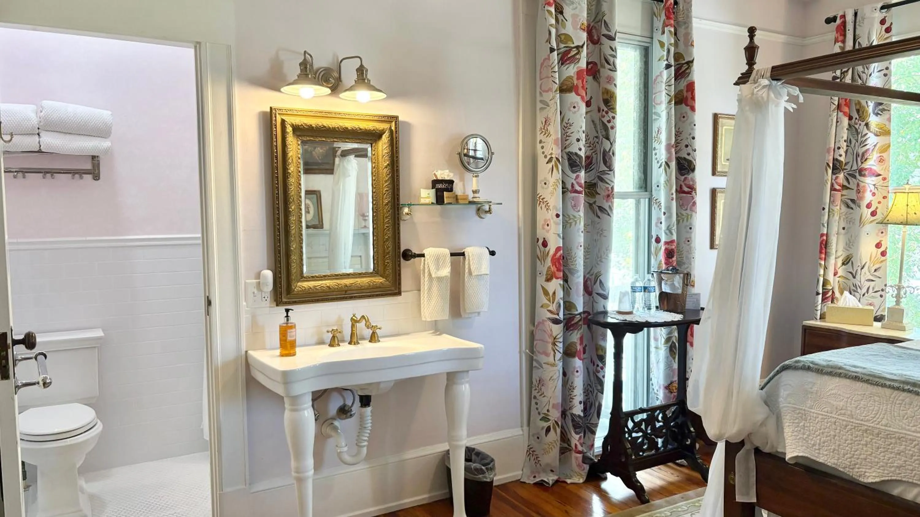 Bed in Hoyt House Luxury Bed & Breakfast