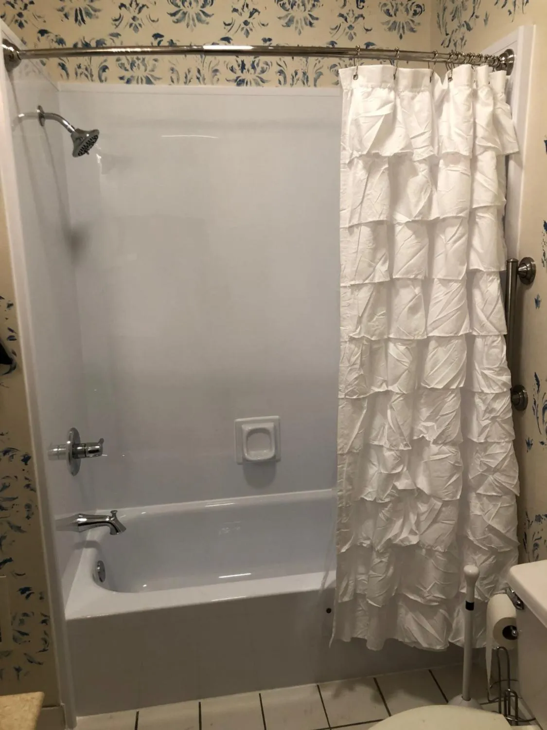 Shower in Hoyt House Luxury Bed & Breakfast