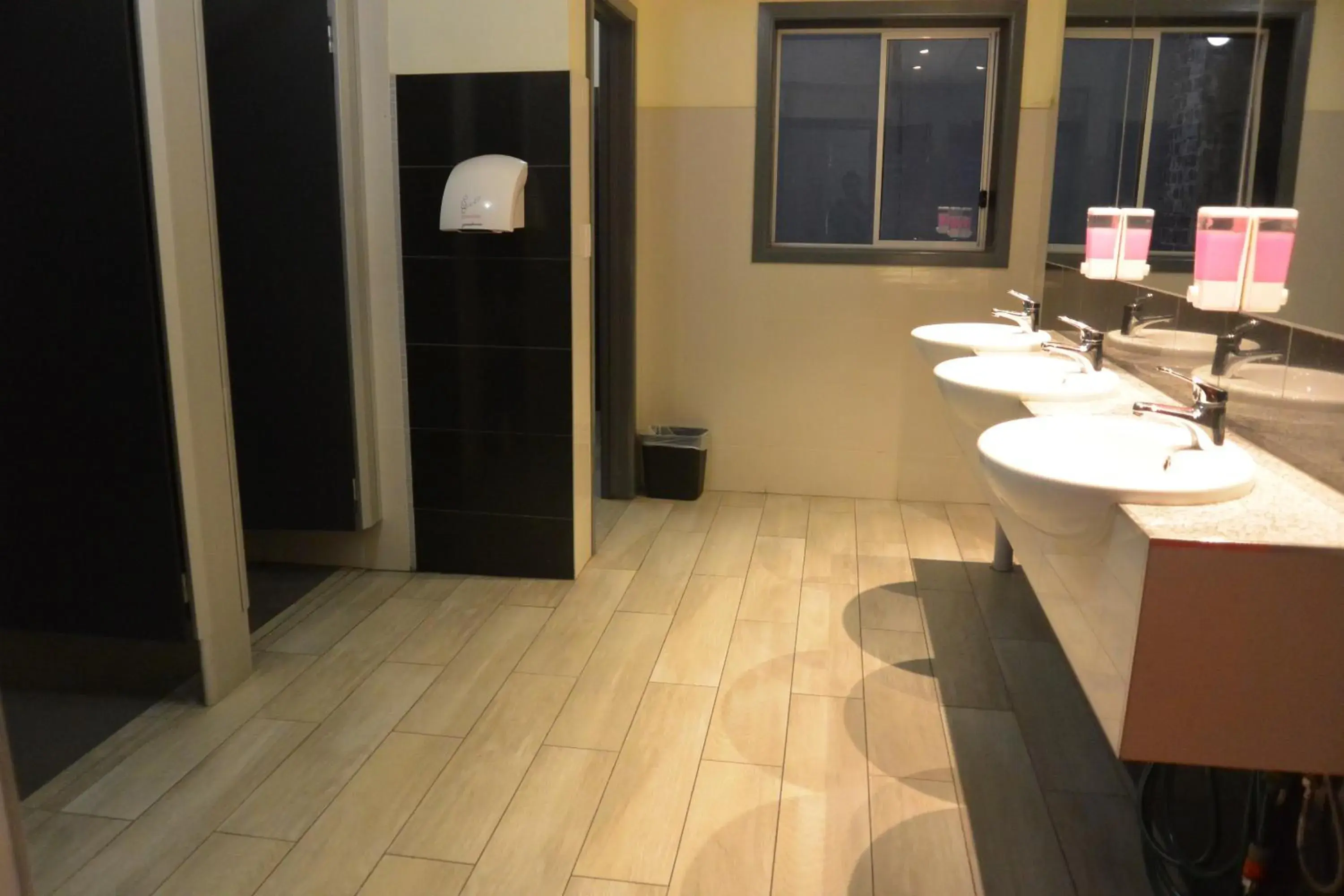 Bathroom in Elizabeth Hostel Bathroom in Elizabeth Hostel